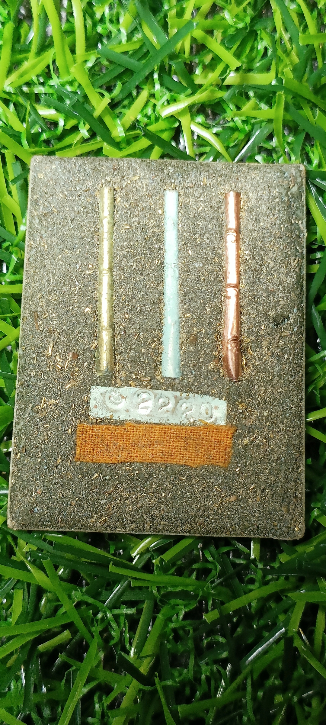 ล็อกเก็ตพิมพ์สี่เหลี่ยม ฉากทอง หลวงปู่หมุน วัดบ้านจาน รุ่นรวยกังวาน ปี 61 ขนาด สูง 3.8 ซม. กว้าง 2.5 ซม. ด้านหลังอุดมวลสารเก่าหลวงปู่หมุนฝังตะกรุด 3 ดอก หมายเลข 2220