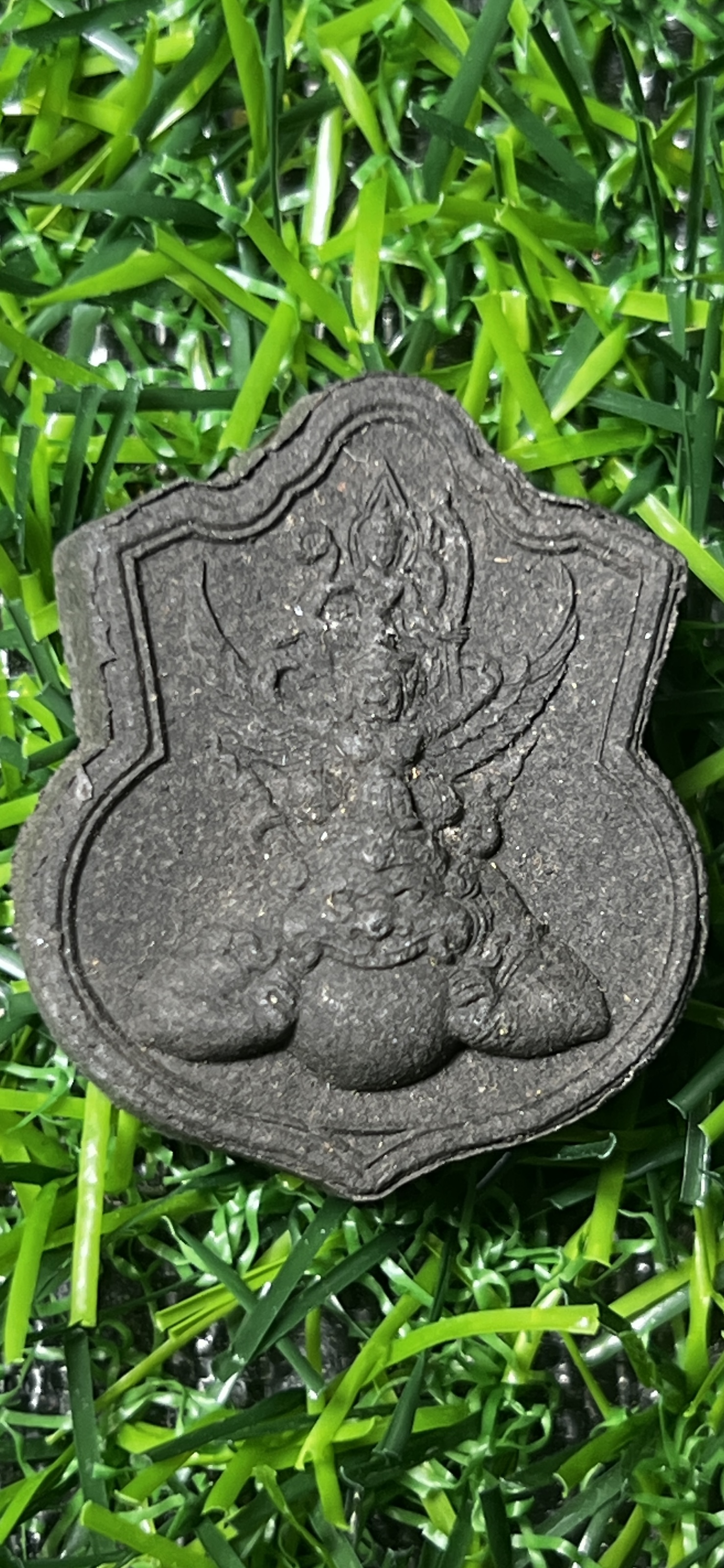 พระนารายณ์ทรงครุฑประทับบนพระราหู ท่านเจ้าคุณธงชัย วัดไตรมิตร เนื้อผงพุทธคุณ รุ่นแรก หลังยันต์ดวงเนื้อทองแดง ปี 2545