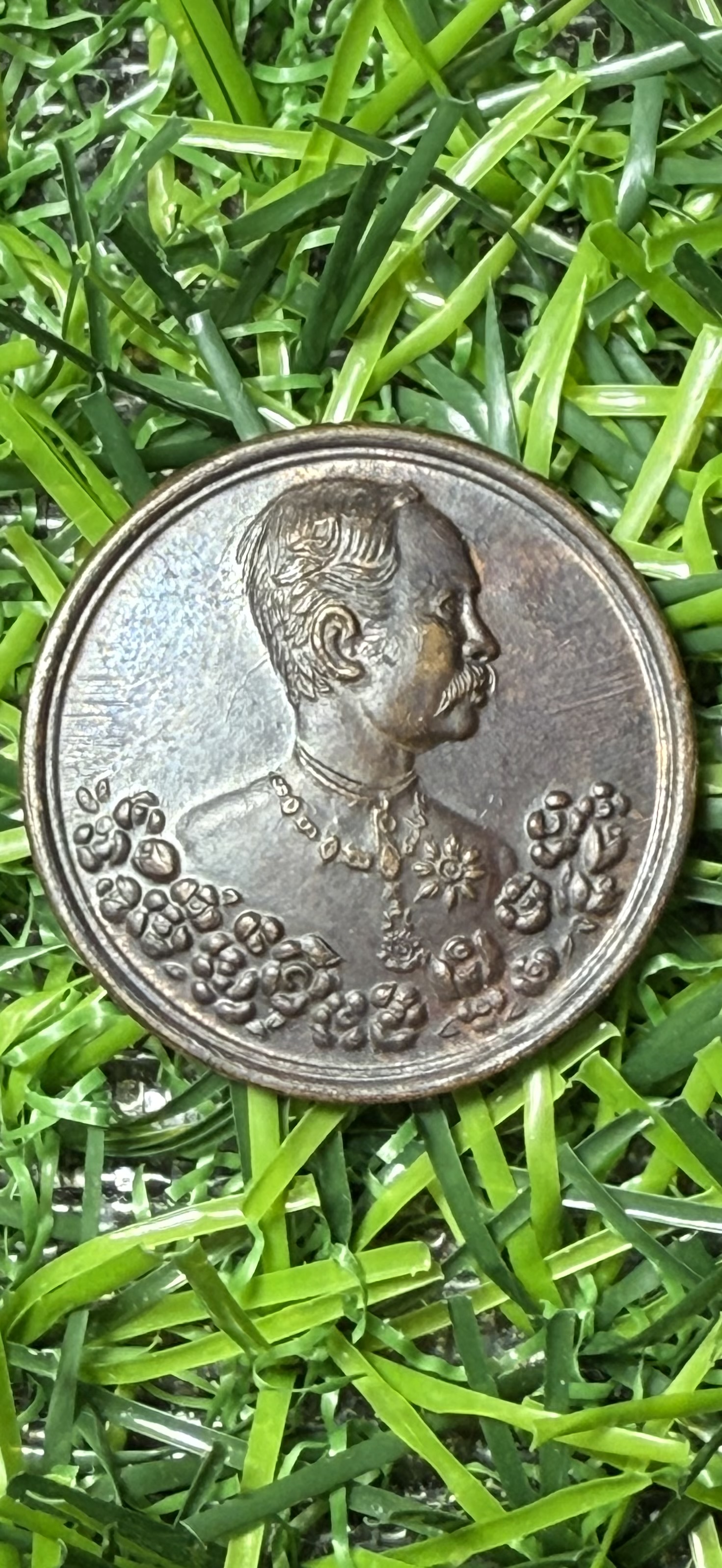 เหรียญ ร.5 ด้านหลังเป็นนารายณ์ทรงครุฑ วัดแหลมแค ปี 2536 พิมพ์เล็ก