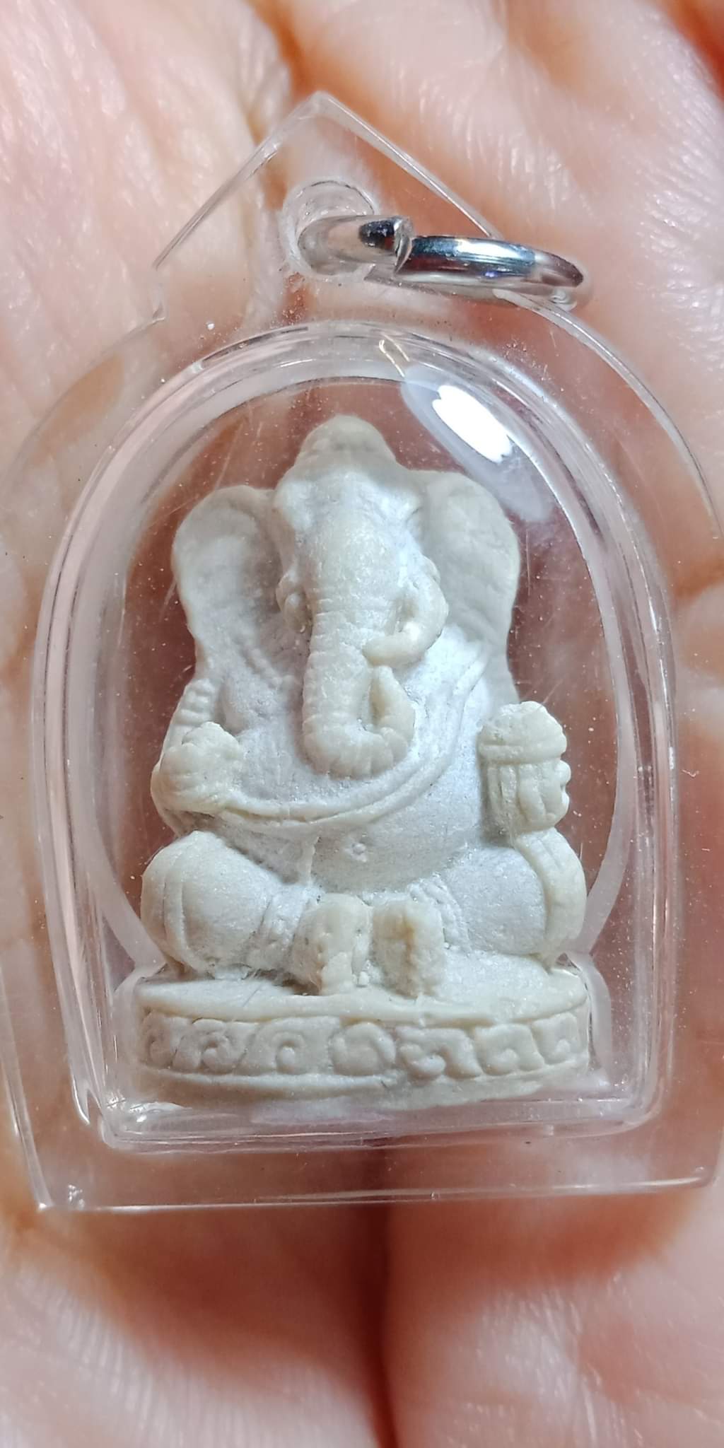 พระผงพระพิฆเนศ เนื้อผงพุทธคุณ ลอยองค์ หลวงปู่คำบุ คุตตจิตโต วัดกุดชมภู ปี55 เสกให้วัดเลียบ อุบลราชธานี