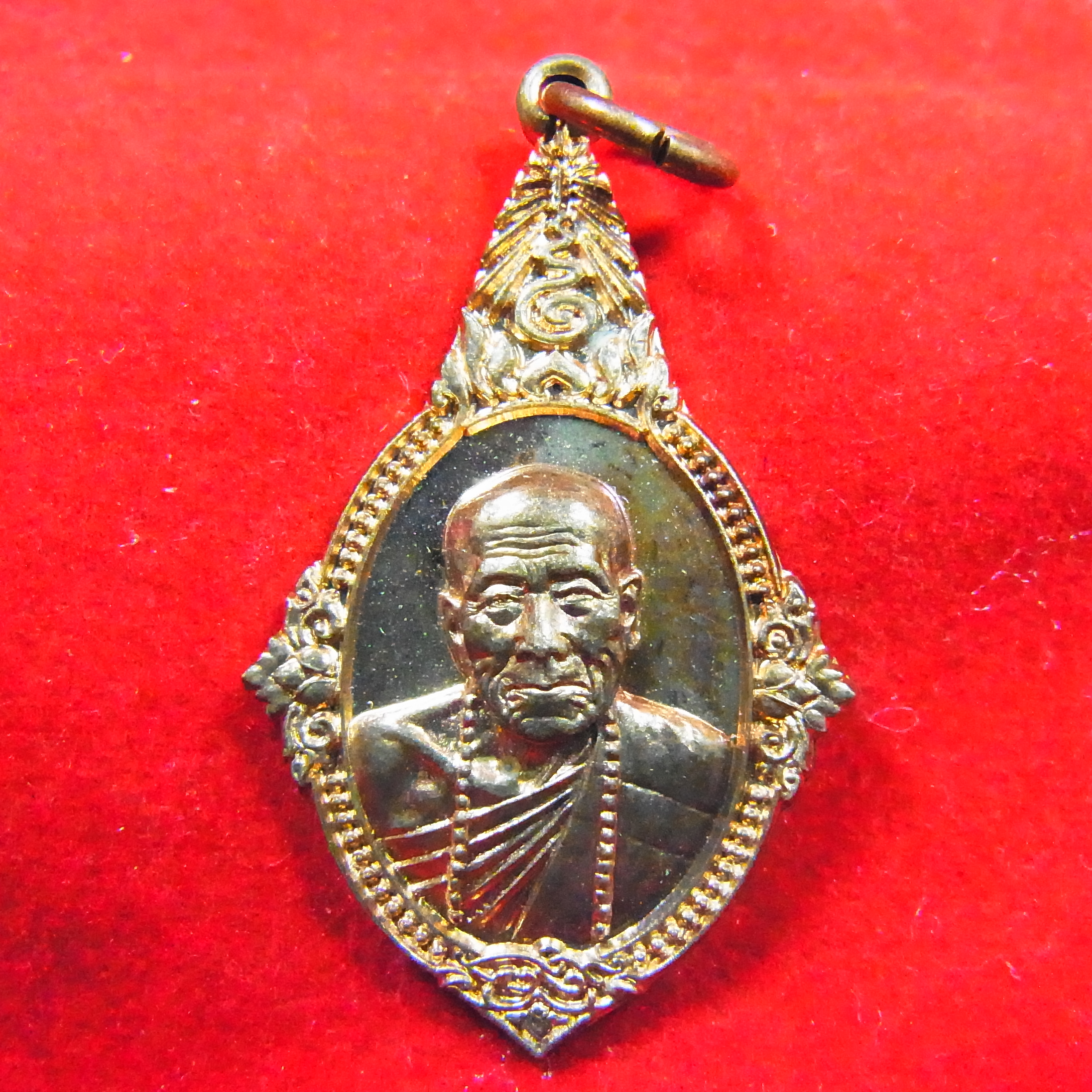 เหรียญดาวเทียม เพชรกลับทรัพย์ทวี No.1200 หลวงปู่คำบุ วัดกุดชมภู ปี 2554