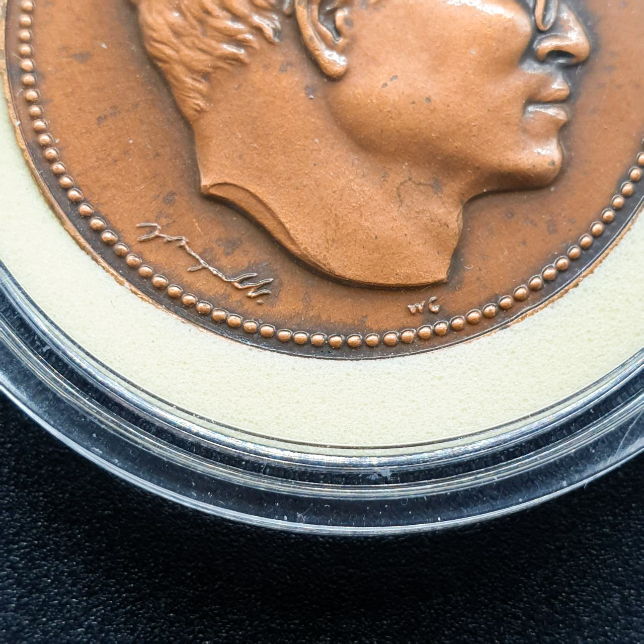 เหรียญทองแดง3ซม. ในหลวง รัชกาลที่9 หลังสมเด็จย่า ที่ระลึกเฉลิมพระเกียรติ