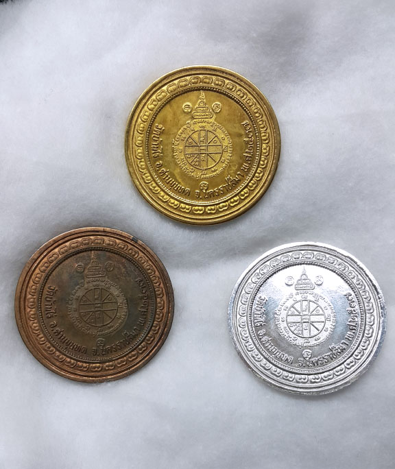 เหรียญดอกบัวคู่รุ่นคูณอุปถัมป์ ชุดกรรมการ กะไหล่ เงิน ทอง นาค