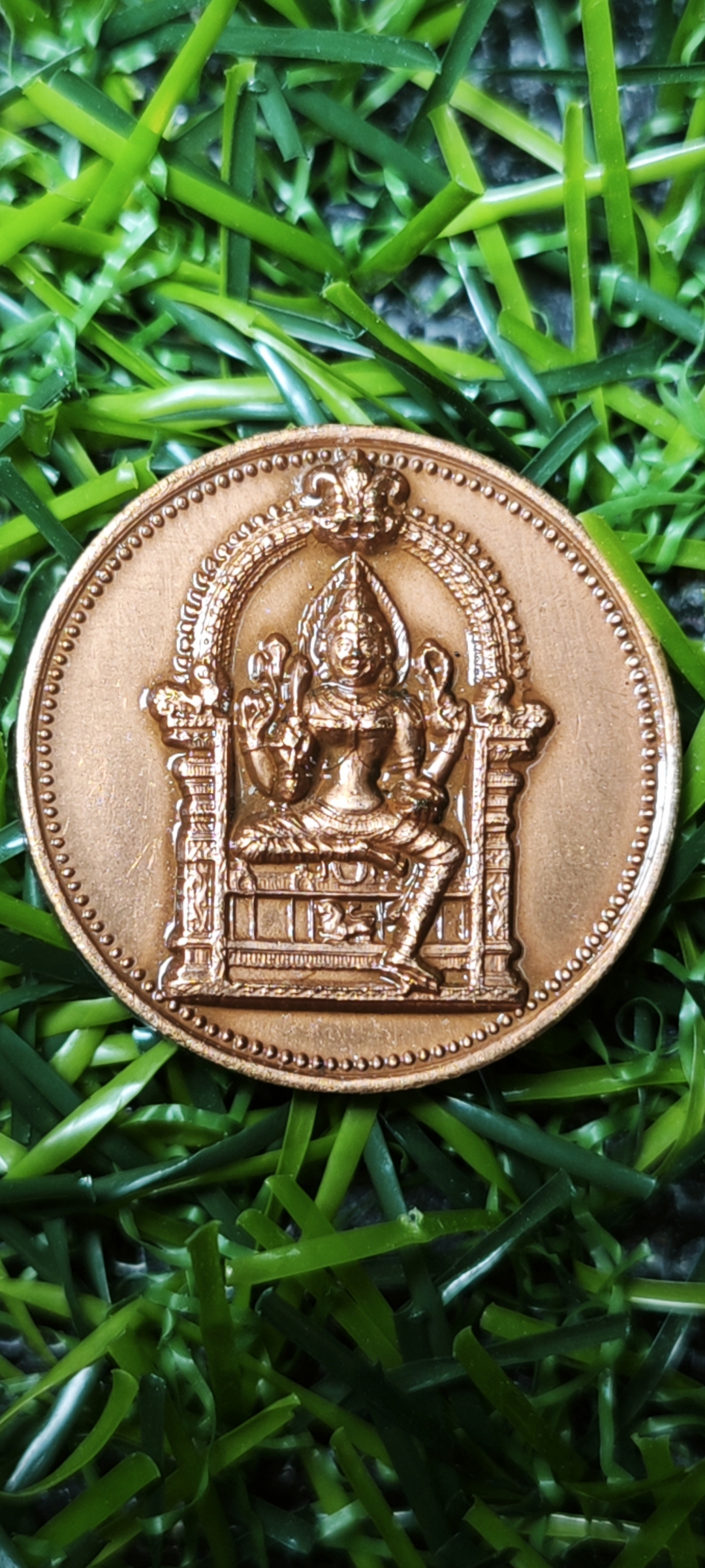 เหรียญพระพิฆเนศ หลังพระแม่อุมาเทวี วัดพระศรีมหาอุมาเทวี (วัดแขกสีลม) พิมพ์เล็ก ปี53 ขนาด 2 ซม.