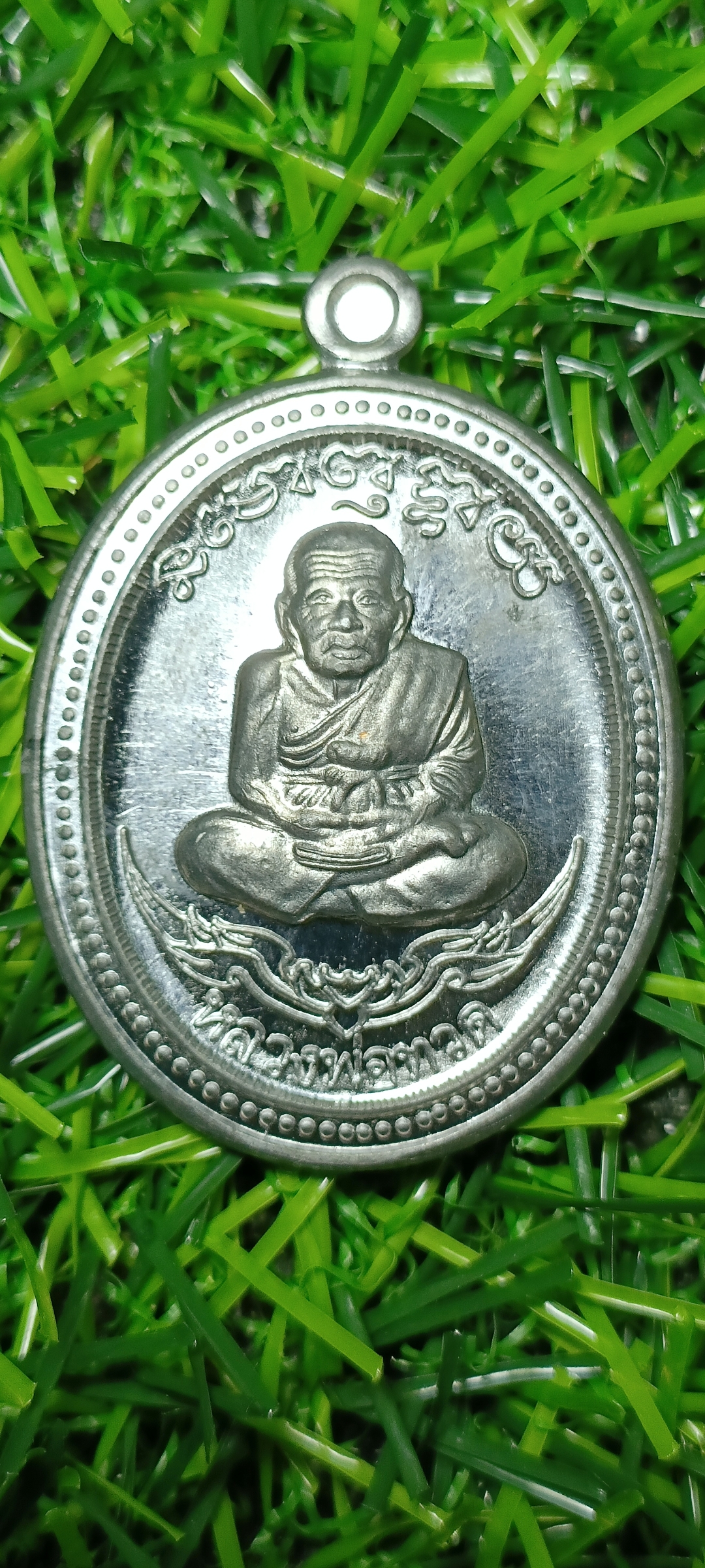 เหรียญรูปไข่หน้าหลวงปู่ทวดหลังพ่อท่านเขียว วัดห้วยเงาะ รุ่น กิตติคุโณ ๘๒ ปี ๒๕๕๓ เนื้อตะกั่ว หมายเลข ๗๗