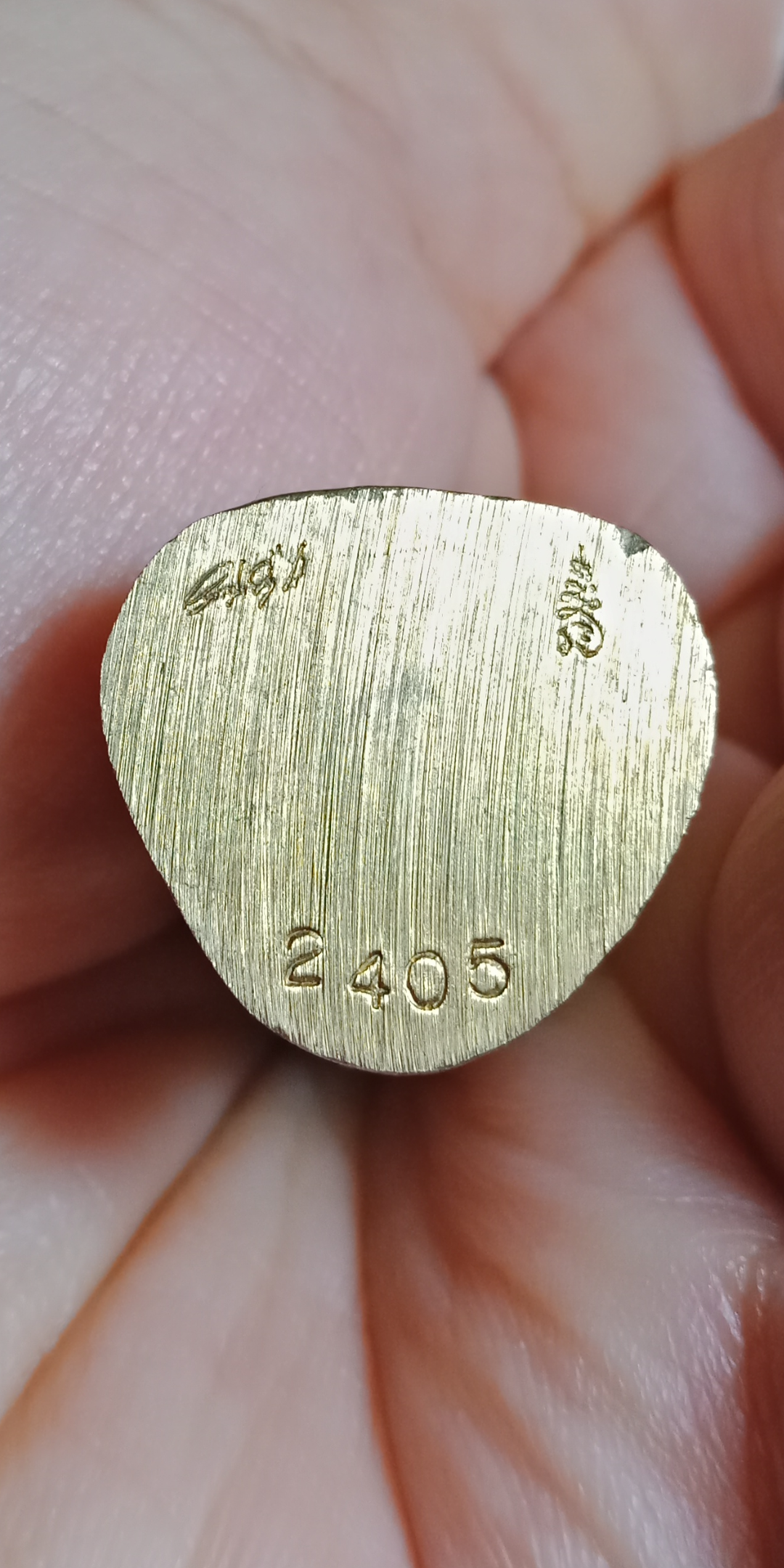 กริ่งบัวรอบรุ่น มหายันต์นิรันตราย เนื้อมหาชนวนผสมตระกรุดเก่า พระอาจารย์แดง วัดไร่ ปัตตานี ปี 2555 หมายเลข 2405