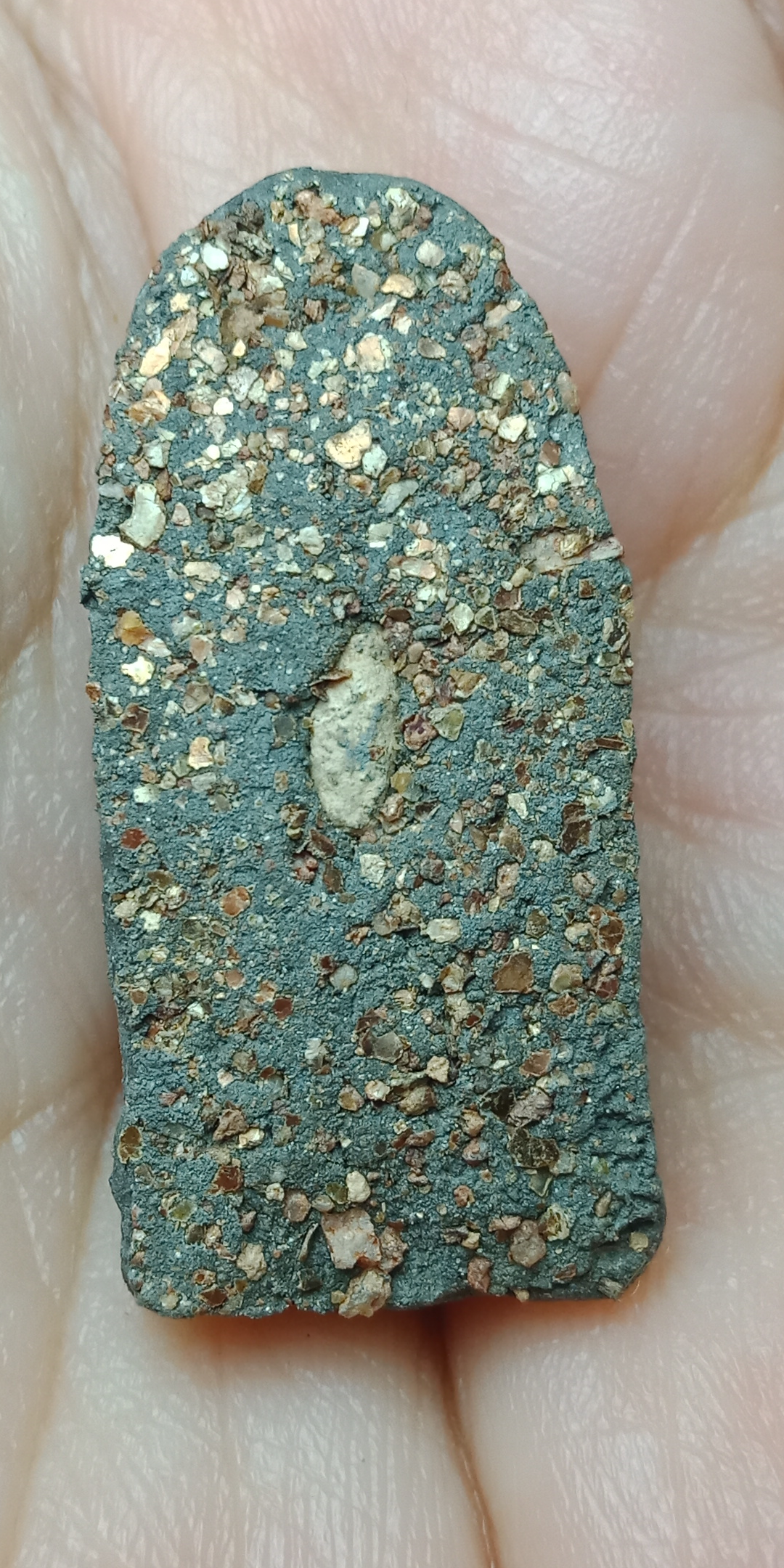 หลวงพ่อทวด รุ่นปาฏิหาริย์ลายเซ็นต์ พิมพ์พระรอด เนื้อว่านผสมมวลสารข้าวสารหิน วัดห้วยมงคล ปี51