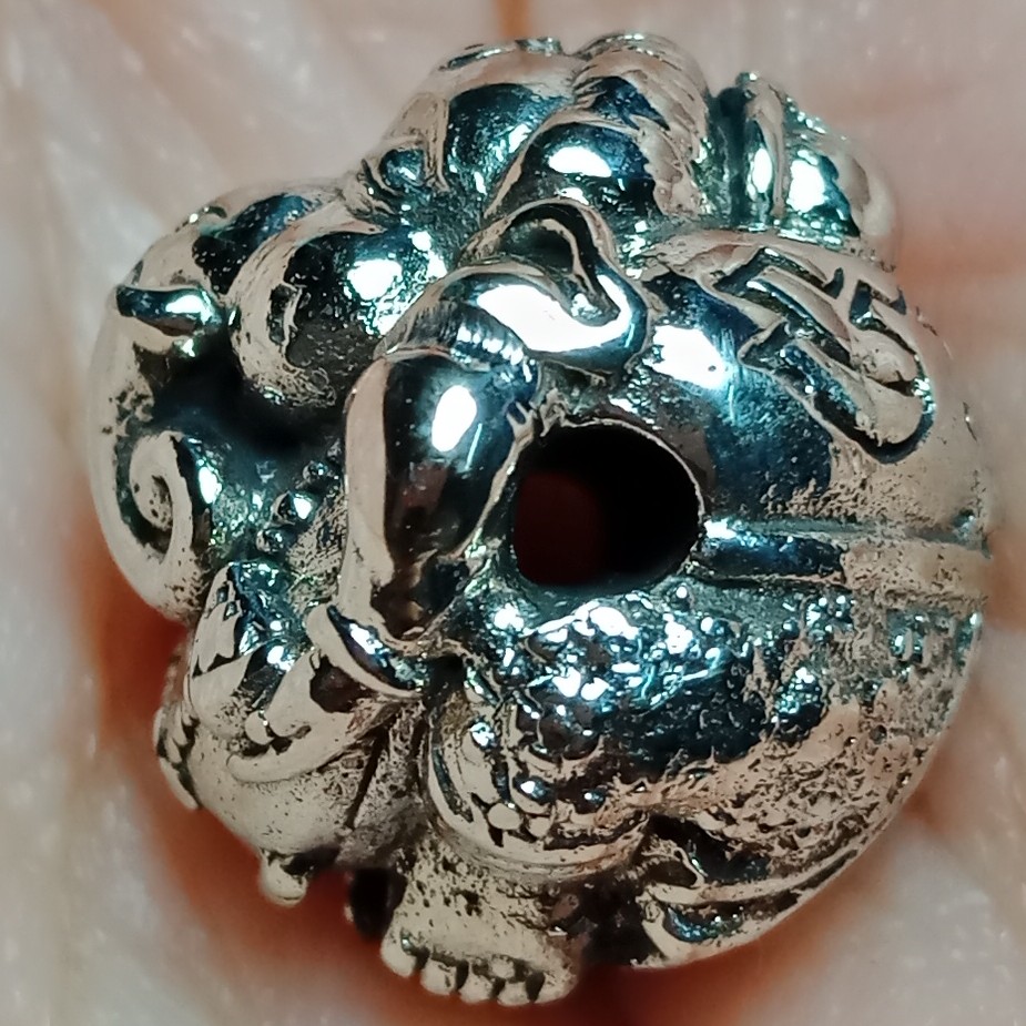 พระพิฆเนศวร นะสำเร็จ ครูบาเต่า วัดอุโบสถบ้านเหล่า จ.เชียงใหม่ เนื้อทองขาว กว้าง 1.5 ซม. * สูง 1.5 ซม.