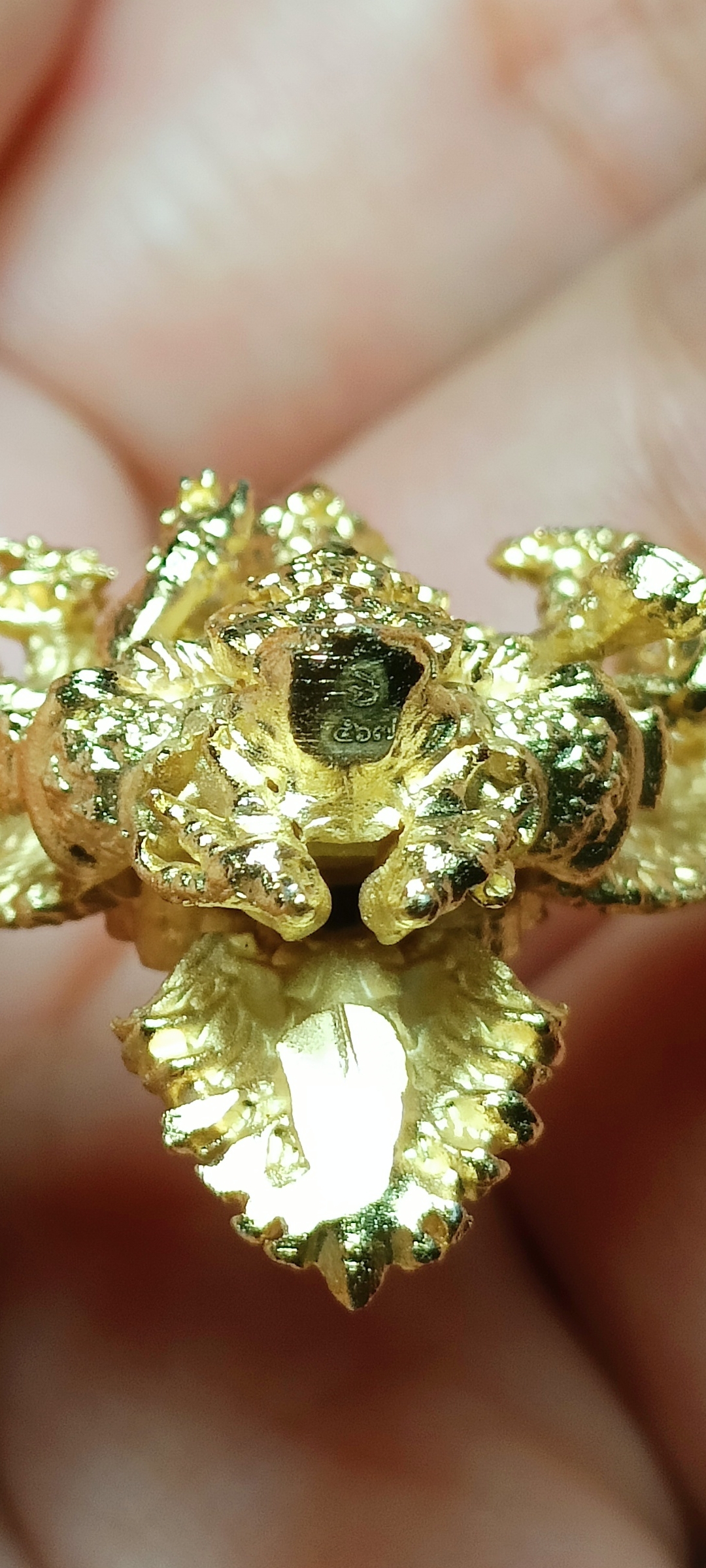 พญาครุฑ รุ่นเศรษฐีอนันต์ทรัพย์ วัดสันมะเหม้า เนื้อสัมฤทธิ์ชุบทองขัดเงาบางส่วน พิมพ์เล็ก สูง 3 ซ.ม. หมายเลข ๕๖๗ #เลขสวย แยกจากชุดกรรมการ