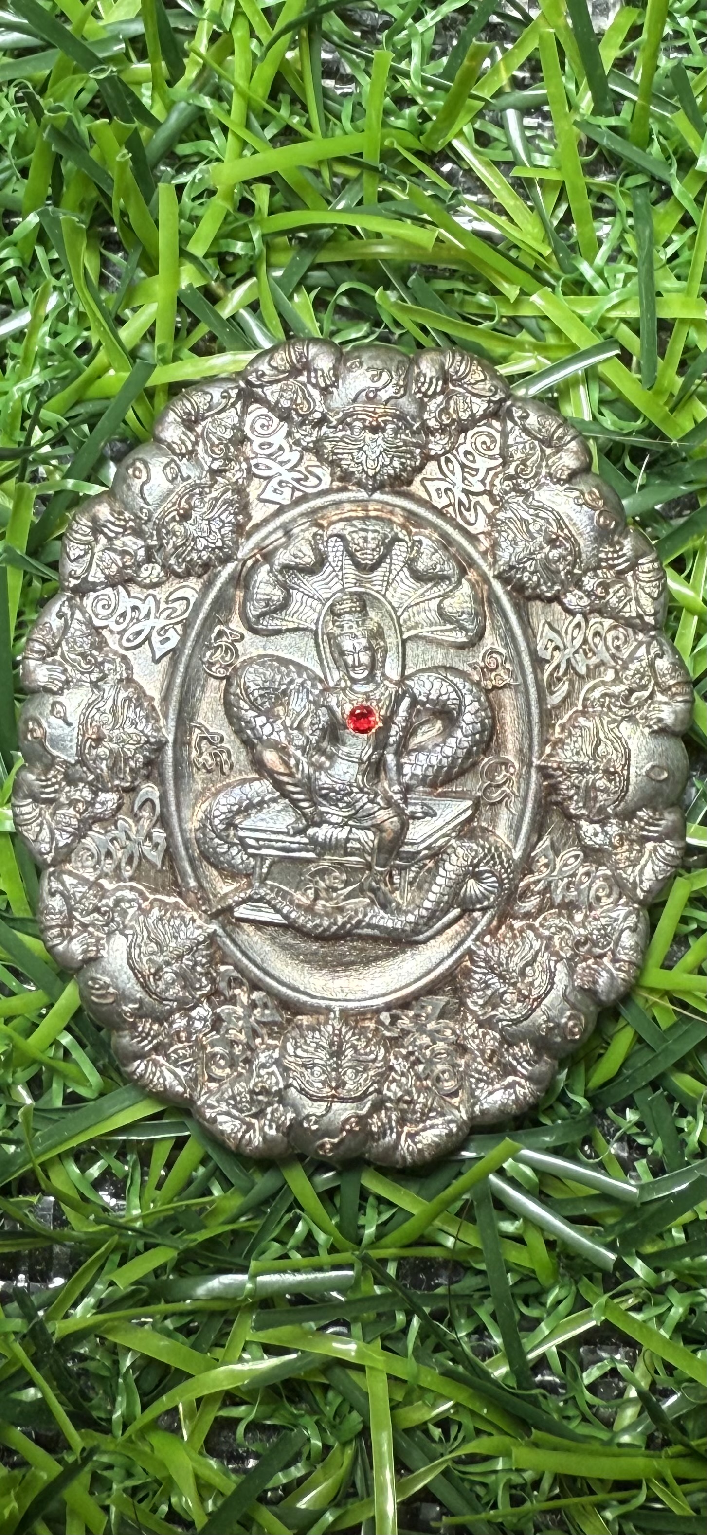 เหรียญปาฏิหาริย์ เหนือดวง (หลวงพ่อโชติ ธมฺมวโร) วัดพุทไธศวรรย์ เนื้อนวะ ฝังพลอยแดง หลังลายนิ้วมือ No. ๑๕๘