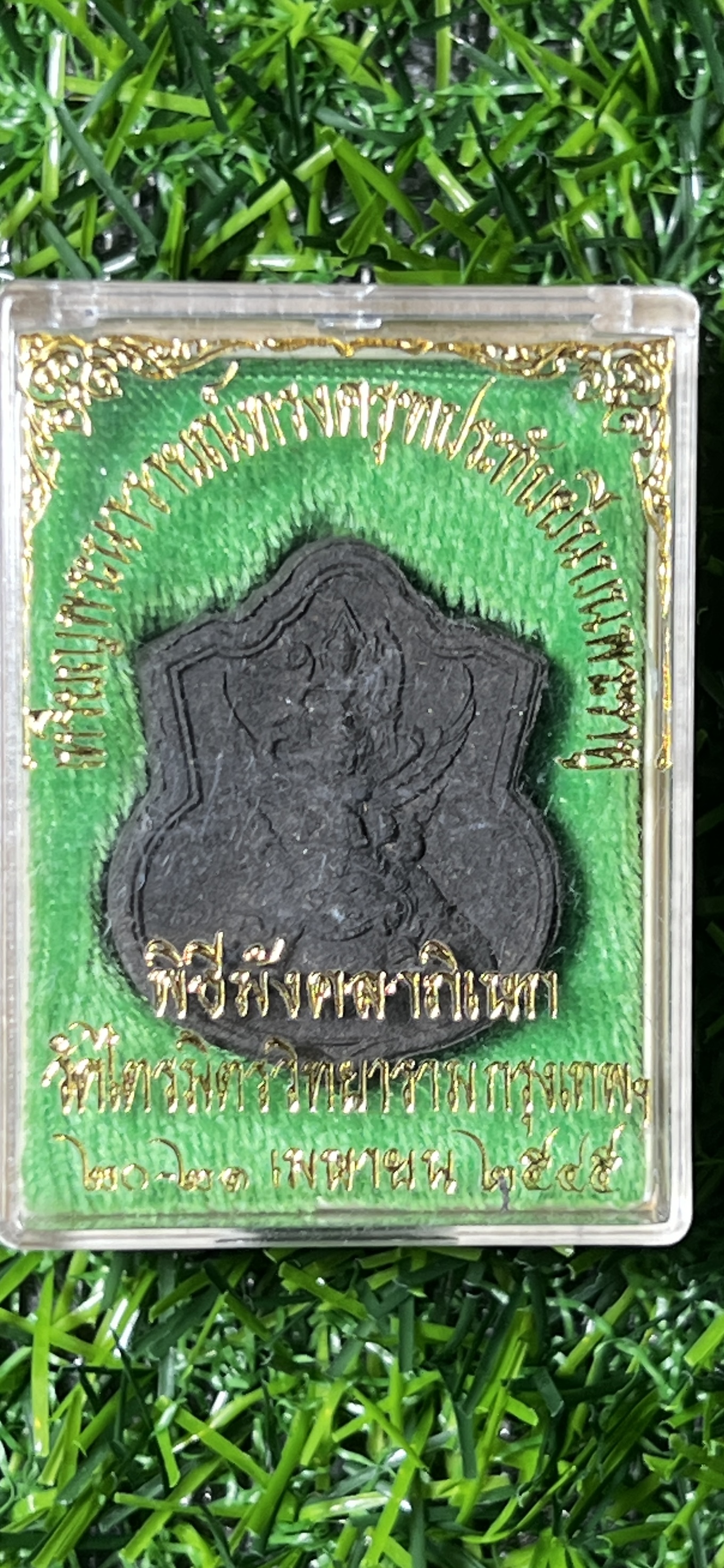 พระนารายณ์ทรงครุฑประทับบนพระราหู ท่านเจ้าคุณธงชัย วัดไตรมิตร เนื้อผงพุทธคุณ รุ่นแรก หลังยันต์ดวงเนื้อทองแดง ปี 2545