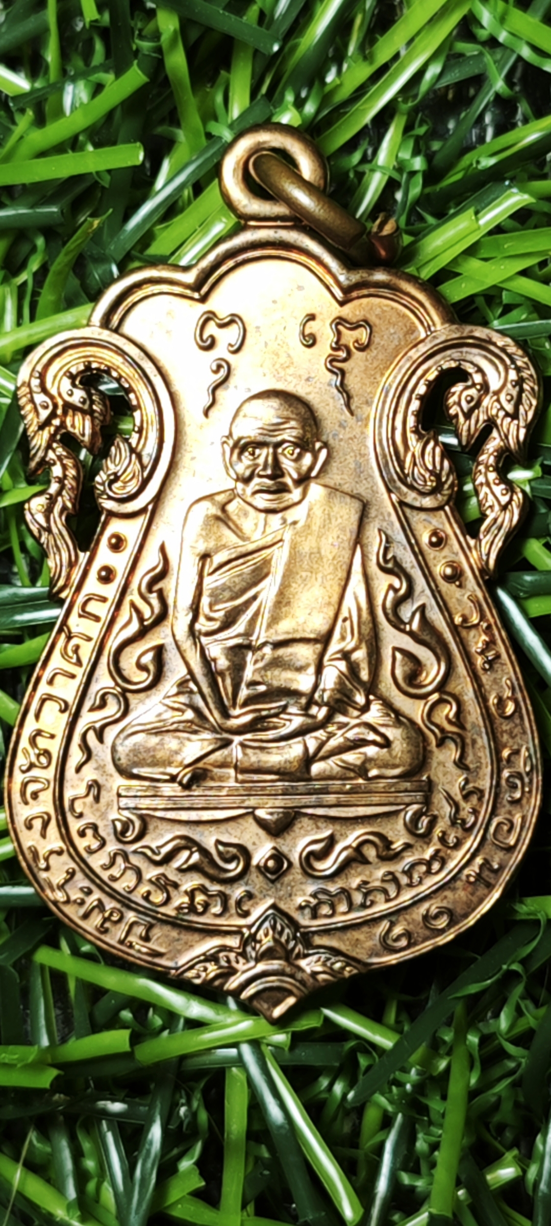 เหรียญเสมาฉลุ หลวงปู่เอี่ยม วัดหนัง รุ่นรับเสด็จยกช่อฟ้ามหามงคล หลังยันต์สี่ วัดหนัง เนื้อทองแดง ปี2554