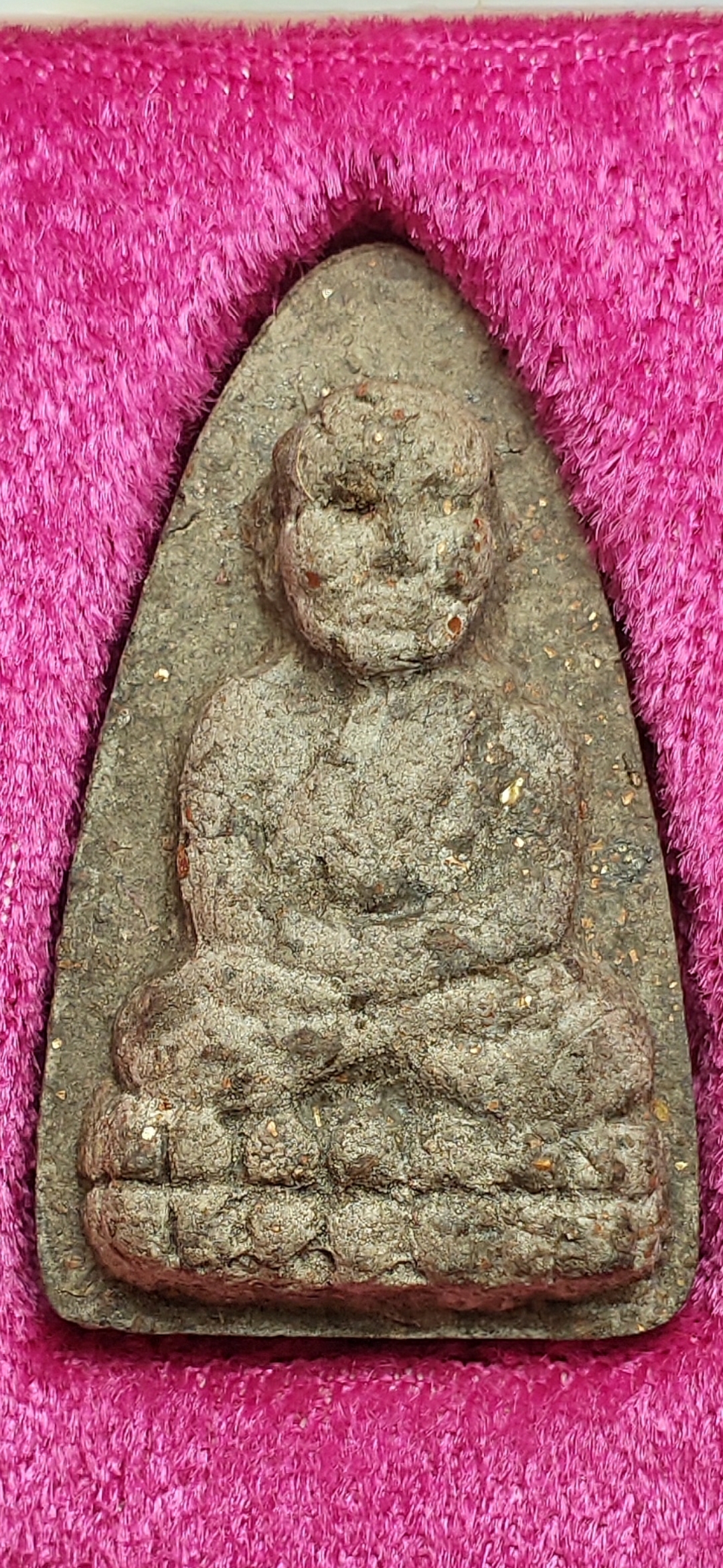 หลวงปู่ทวด รุ่นผ้าป่าดารา วัดห้วยมงคล จ.ประจวบคีรีขันธ์ ด้านหลังเป็นองค์พระพิฆเณศวร์