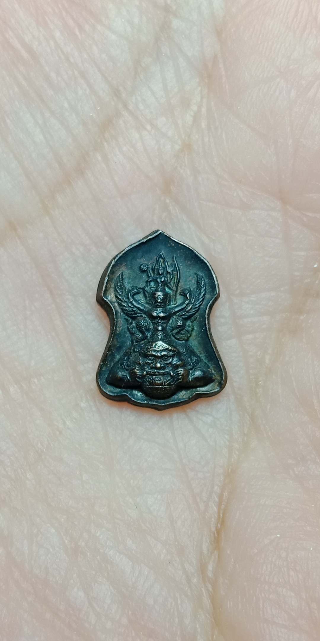 เหรียญปรกมะขาม พระนารายณ์ทรงครุฑประทับพระราหู รุ่นแรก ปีพ.ศ. 2545 เนื้อทองแดงรมดำ พระพรหมมังคลาจารย์ (เจ้าคุณธงชัย วัดไตรมิตร)