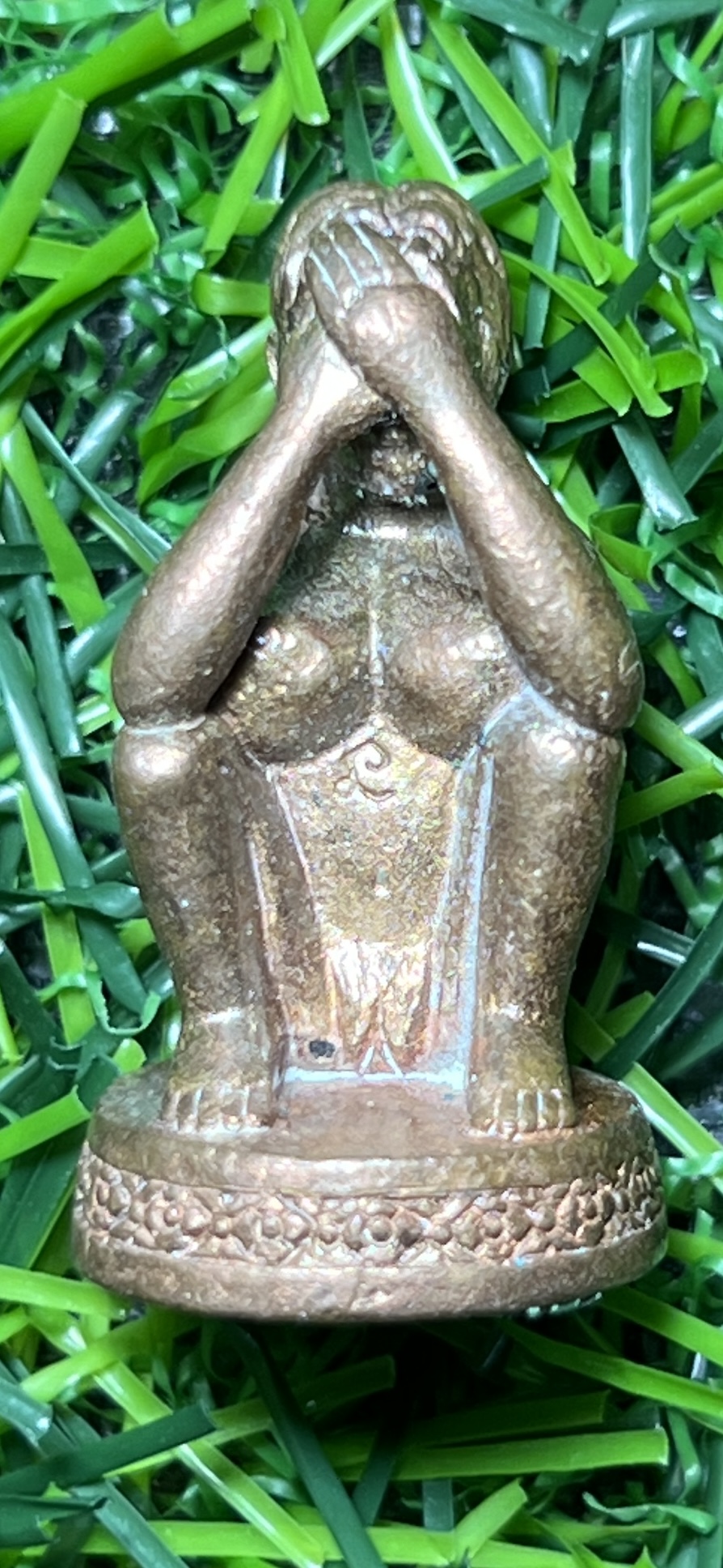 ปิดตานางพราย พระอาจารย์อนุสรณ์ (ต้อม) ปภสสฺโร วัดท่าสะแบง จ.ร้อยเอ็ด เนื้อชนวนอาถรรพ์ อุดผงวิเศษฝังพลอยโลหิต ขนาดโดยประมาณ กว้าง 1.7 ซม สูง 3.2 ซม