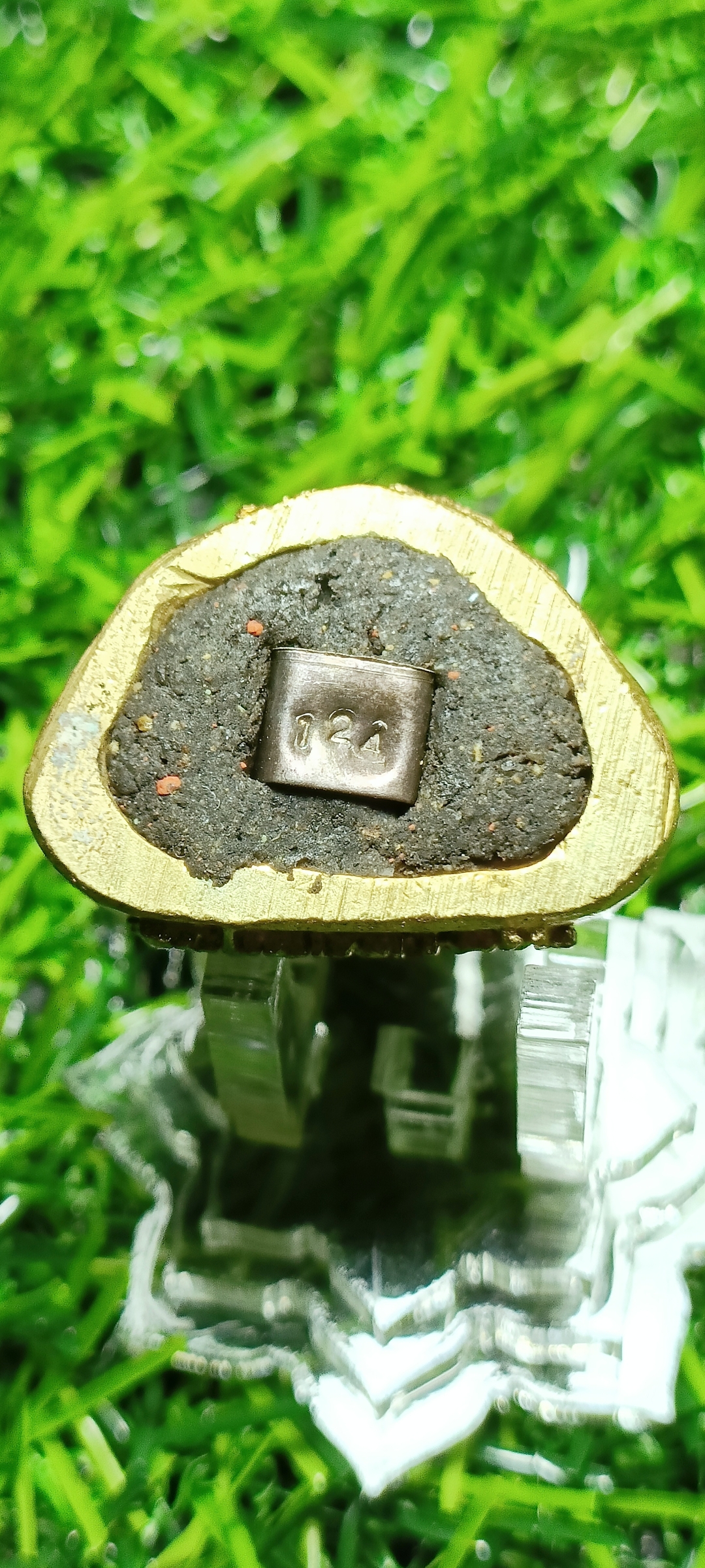 รูปหล่อปู่ฤาษีศรีสัมฤทธิ์ ไพรดำ คุณพ่อฤทธิ์ เจ้าตำรับต้นว่านไพรดำ หนึ่งเดียว ปี2552 เนื้อทองฝาบาตร สร้าง 252 องค์ หมายเลข 124