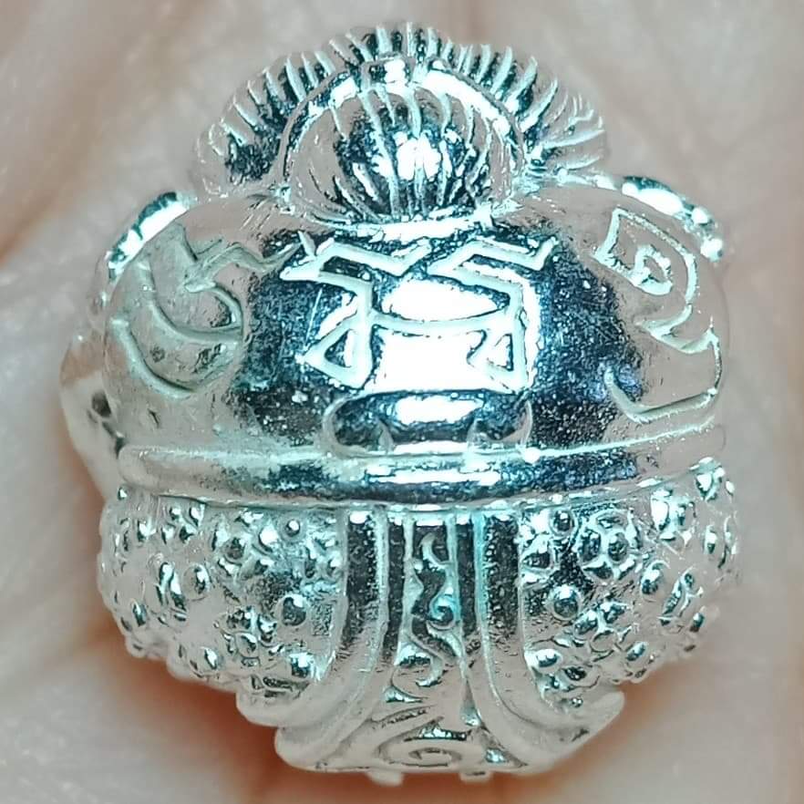 พระพิฆเนศวร นะสำเร็จ ครูบาเต่า วัดอุโบสถบ้านเหล่า จ.เชียงใหม่ เนื้อเงิน กว้าง 1.5 ซม. x สูง 1.5 ซม.