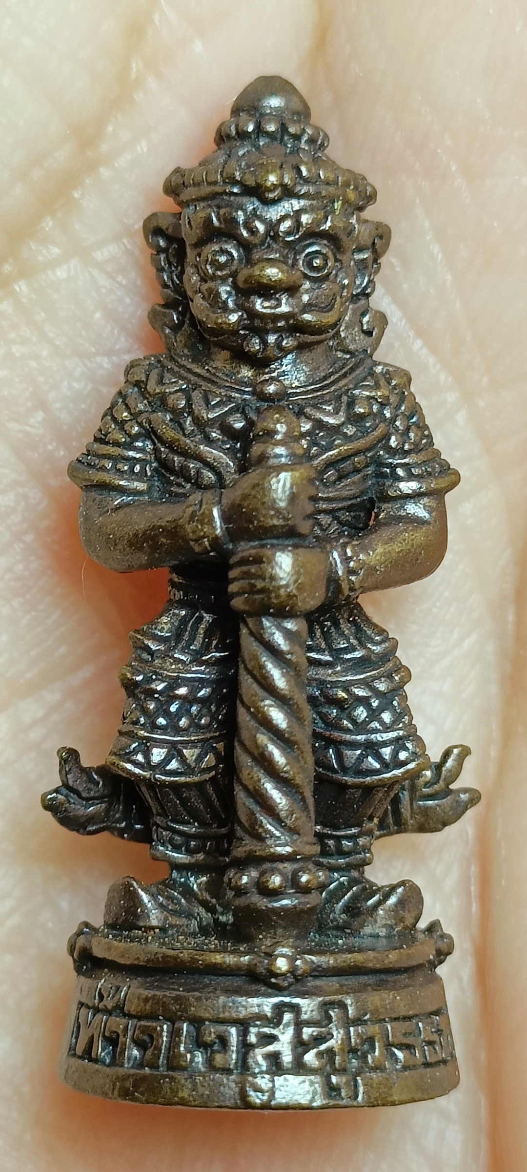 รูปหล่อท้าวเวสสุวรรณ เนื้อโลหะรมดำ บรรจุมวลสารผงพุทธคุณ แจกเจ้าภาพกองผ้าป่าสามัคคี สุสานทุ่งมน หลวงปู่หงษ์ พรหมปัญโญ จ.สุรินทร์ ปี ๒๕๕๖