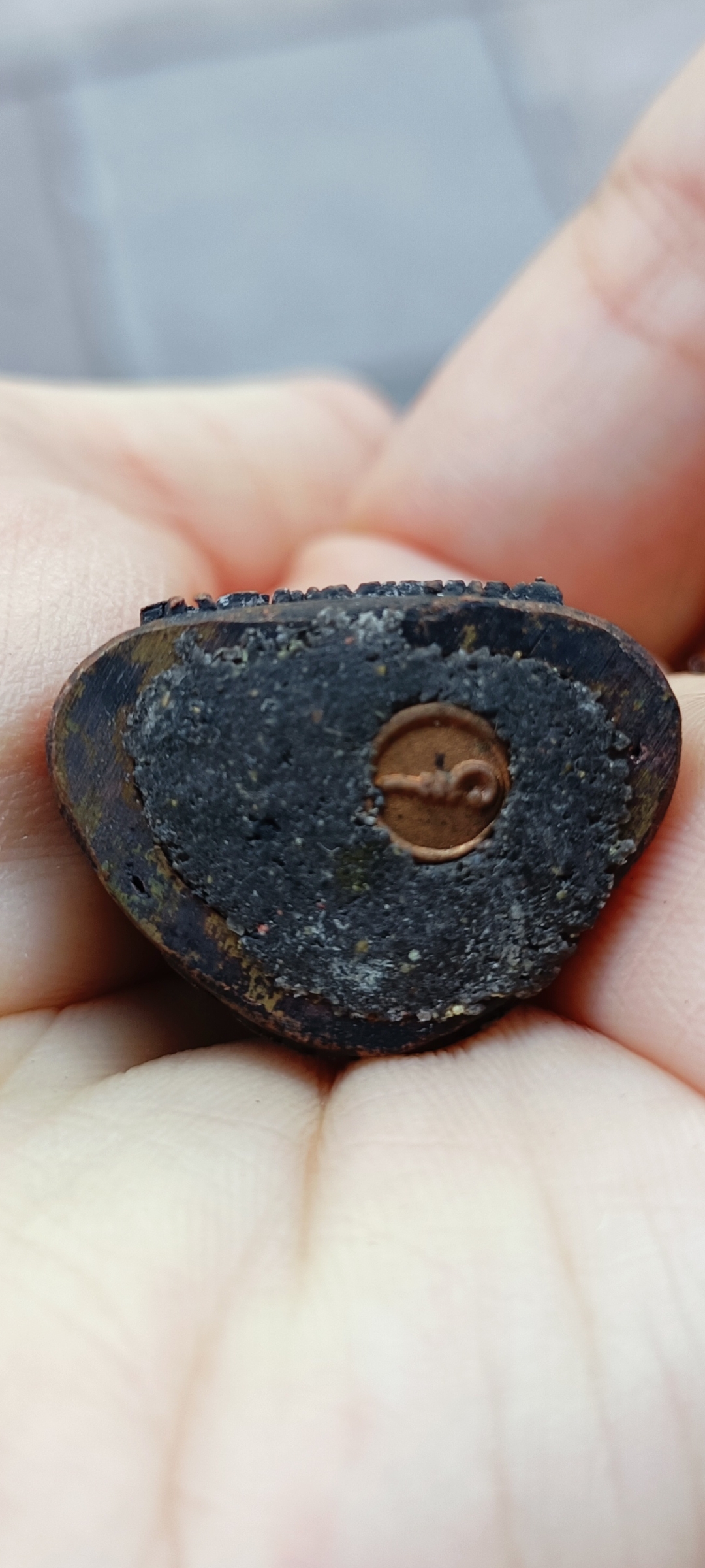 รูปหล่อปู่ฤาษี ศรีสัมฤทธิ์ ไพรดำ คุณพ่อฤทธิ์ เจ้าตำรับต้นว่านไพรดำ หนึ่งเดียว ปี2552 เนื้อโลหะสัมฤทธิ์แดง สร้าง 952 องค์ มีโค๊ต