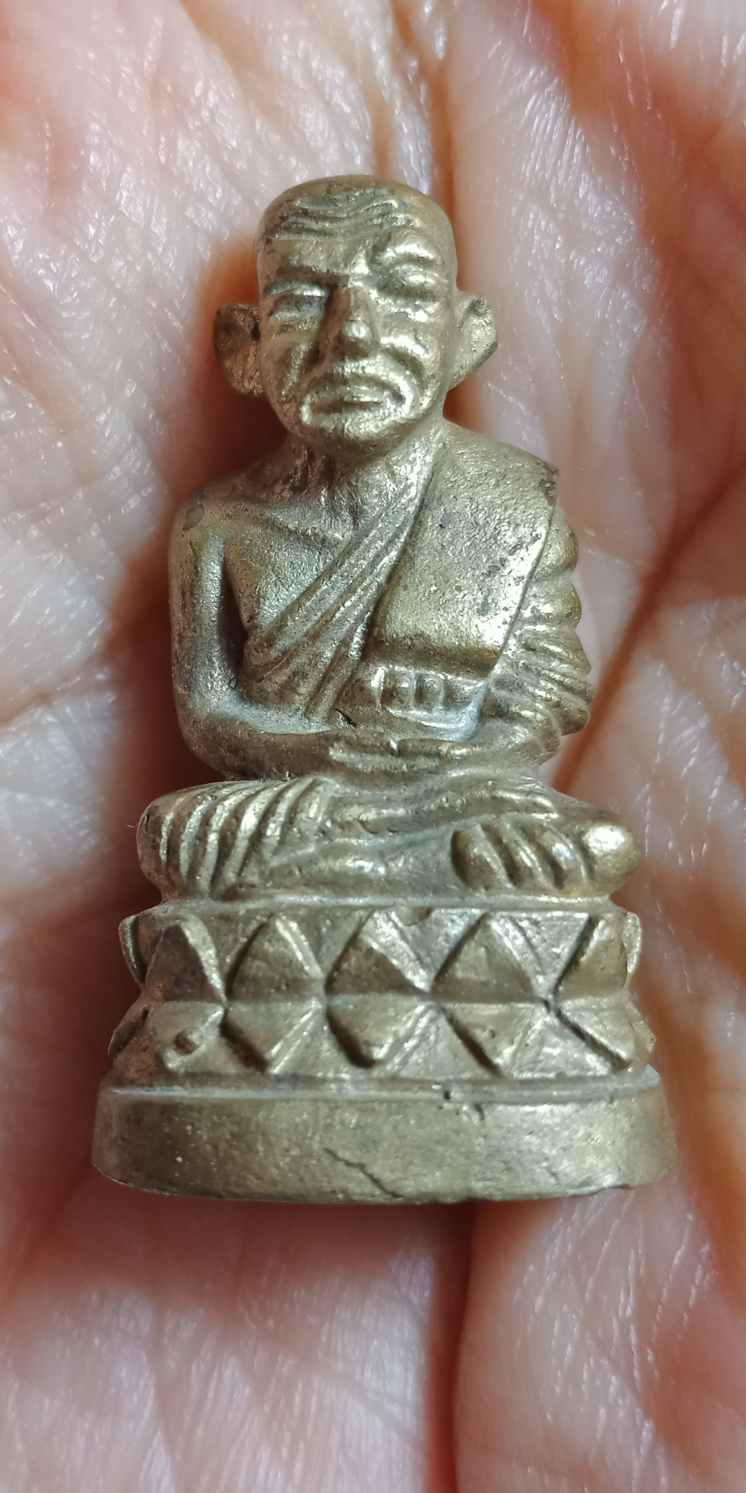 กริ่งบัวรอบรุ่น มหายันต์นิรันตราย เนื้อมหาชนวนผสมตระกรุดเก่า พระอาจารย์แดง วัดไร่ ปัตตานี ปี 2555 หมายเลข 2405