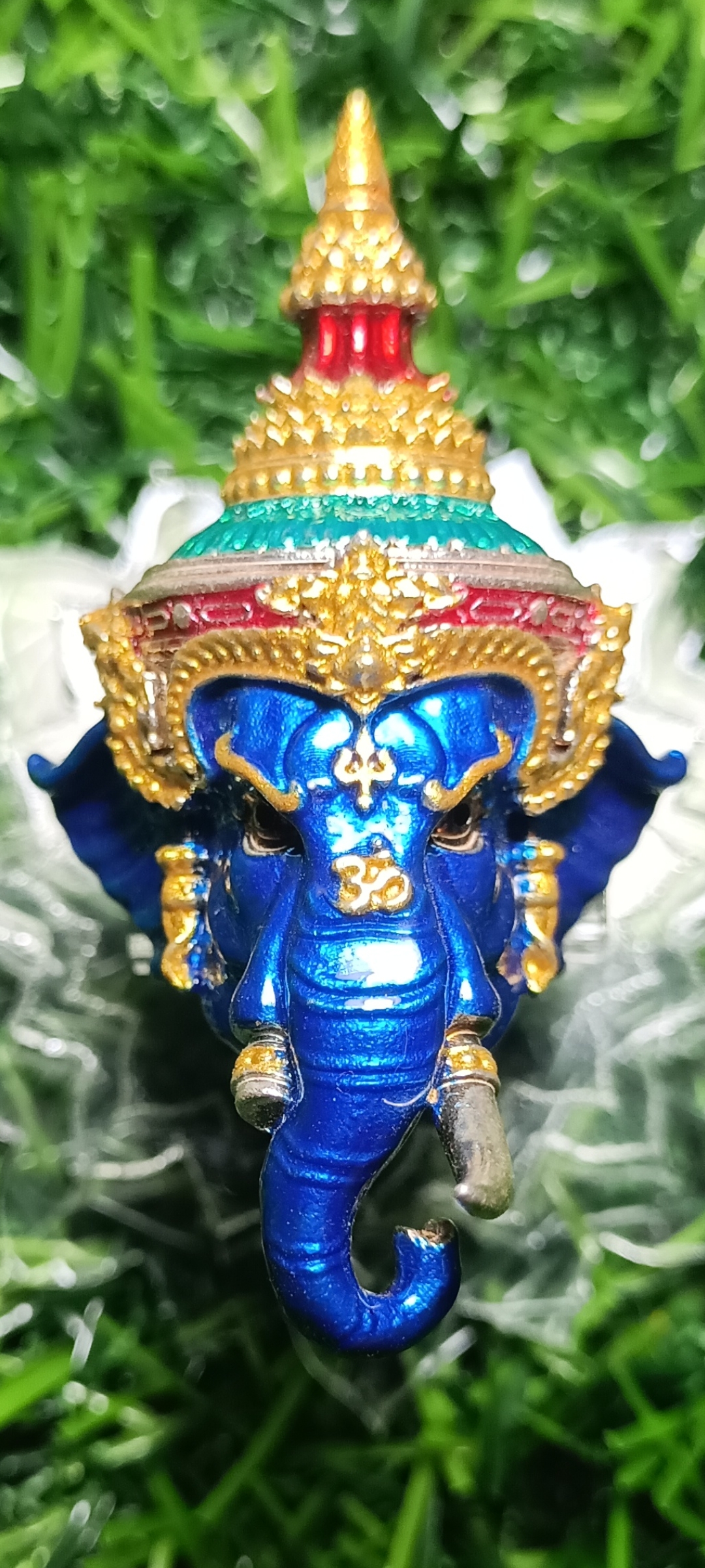 เศียรพระพิฆเนศ หลวงพ่อพัฒน์ วัดห้วยด้วน รุ่น รวยประทานพร ปี 2565 ขนาดสูง 4.8 ซ.ม. กว้าง 2.7 ซ.ม. เนื้อเงิน ลงยาน้ำเงิน หมายเลข ๑๓