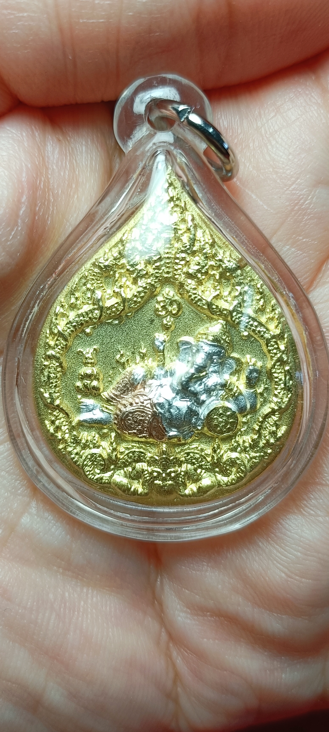 เหรียญหยดน้ำ พระพิฆเนศปางเสวยสุข ใหญ่ที่สุดในโลก รุ่น รวยทันใจ ที่ระลึกตั้งสมณศักดิ์ พระประชาธรรมนาถ วัดสมานรัตนาราม ฉะเชิงเทรา ปี 2558 หมายเลข ๑๕