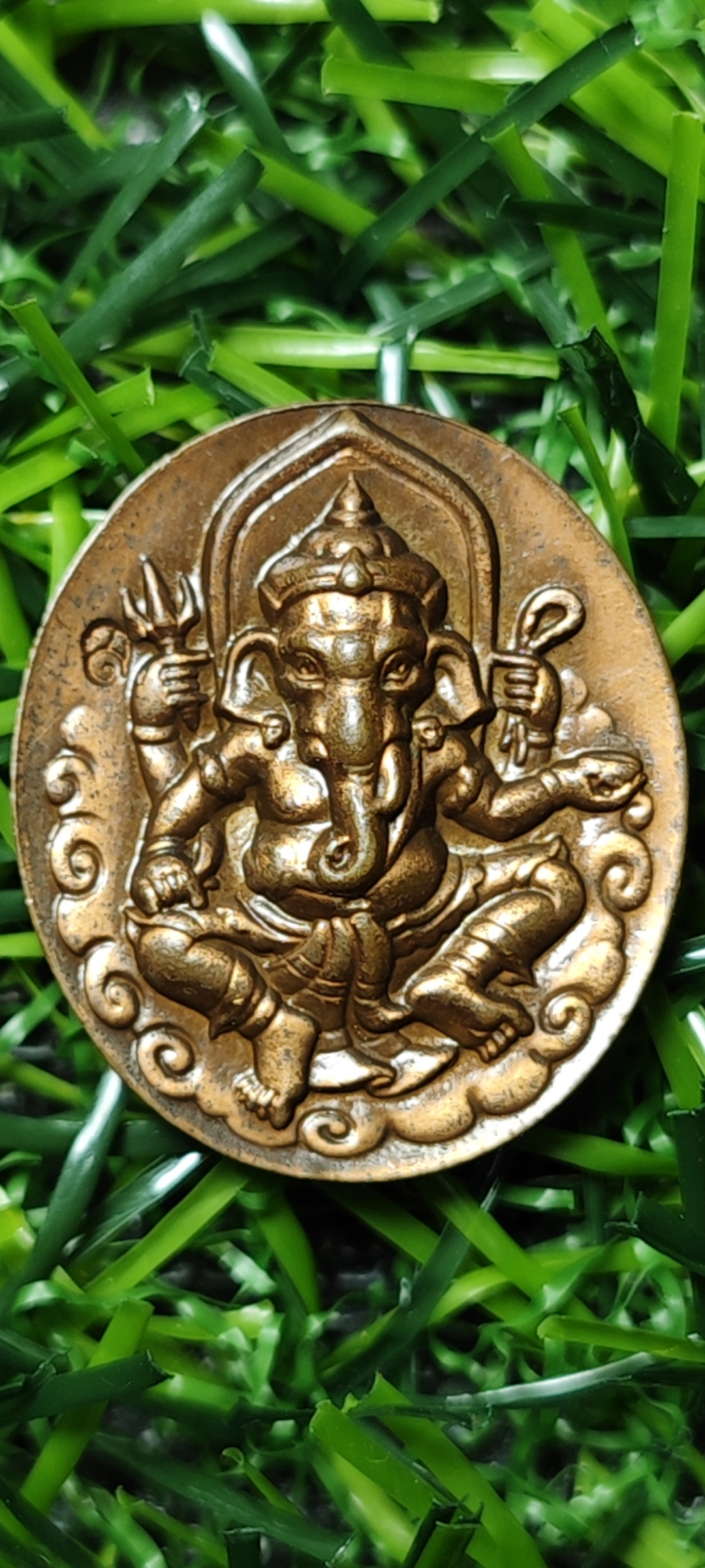 เหรียญพระพิฆเนศ วิเศษลาภา หลังดวงเมือง อ.ลักษณ์ สถาบันพยากรศาสตร์ ขนาด สูง 2ซม. กว้าง 1.7 ซม.