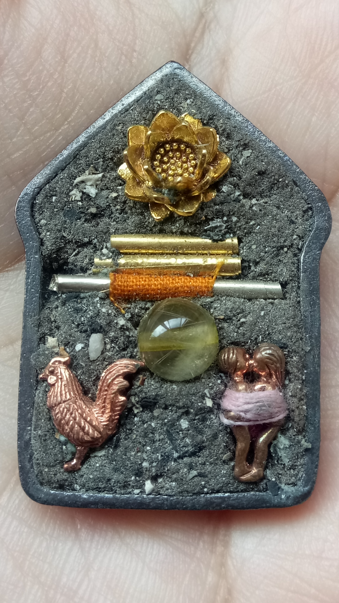 ขุนแผนพรายแม่บัวทอง (พิมพ์ใหญ่) หลวงปู่ครูบานะ สำนักสงฆ์ดอยอีฮุ้ย อ.แม่ทา จ.ลำพูน เนื้อสัมฤทธิ์ปิดทอง พิมพ์ใหญ่ สร้าง 399 องค์ ปี 2559