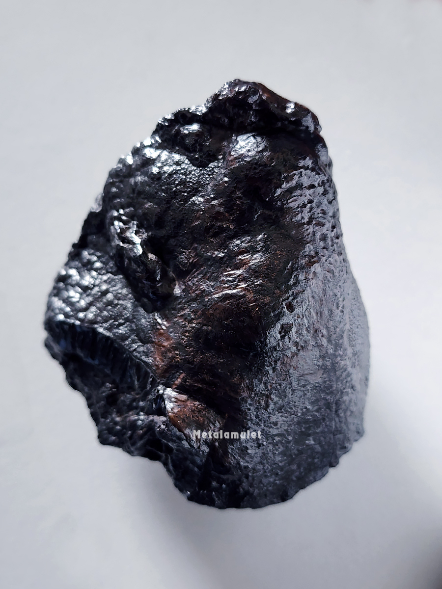 แร่เหล็กใหลงอกเขาอึมครึมติดเนื้อน้ำหนึ่ง