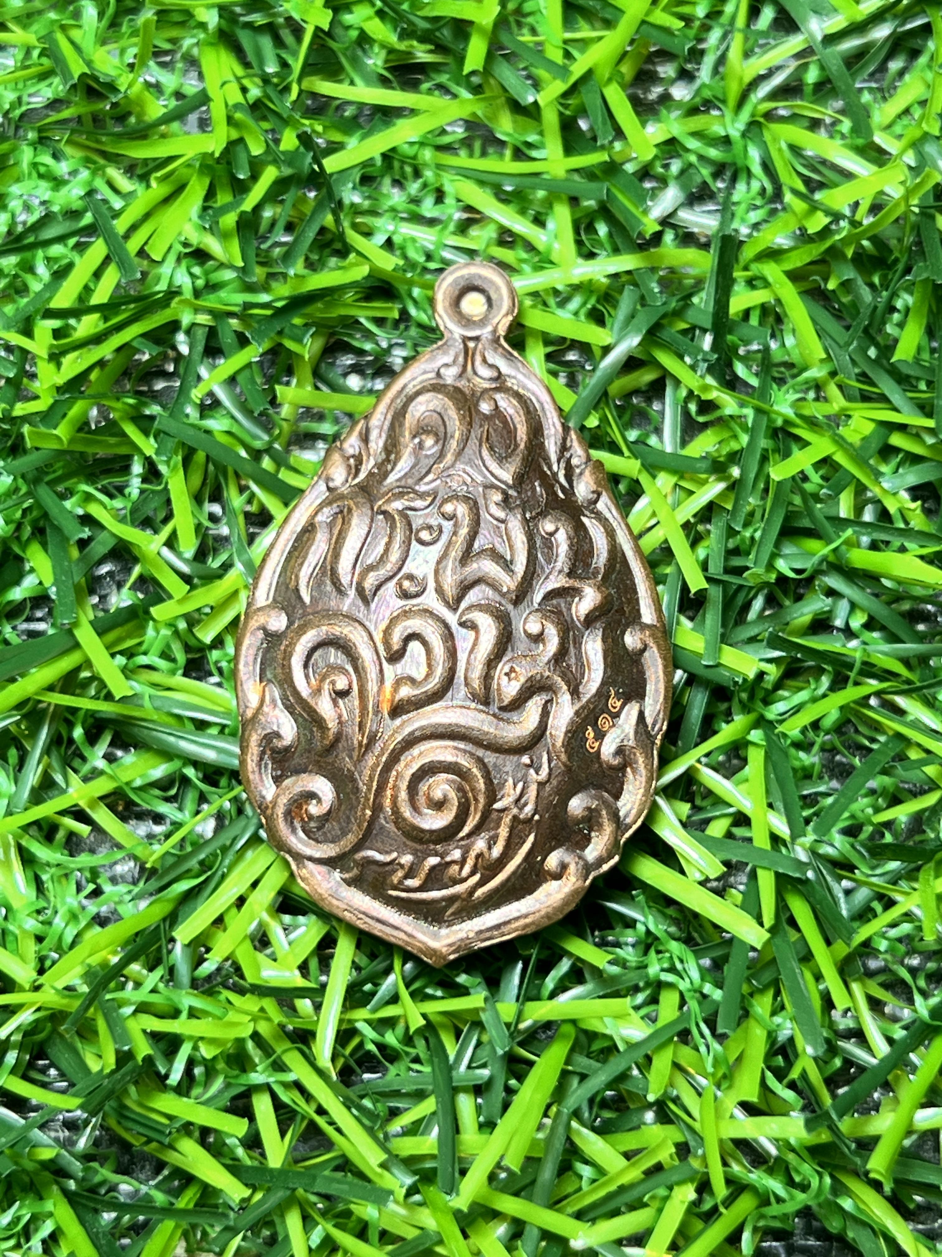 เหรียญเบญจอรหันต์ คงกระพันความดี บารมี 59 (หลวงปู่ทวด สมเด็จโต หลวงปู่มั่น ครูบาศรีวิชัย หลวงพ่อสด) โดย อ.สันติ พิเชฐชัยกุล #ศิลปินประติมากรรมระดับโลก นักปั้นแห่งจิตวิญญาณ #พิมพ์กลาง ขนาดวัดถึงห่วง 3.5 ซม.