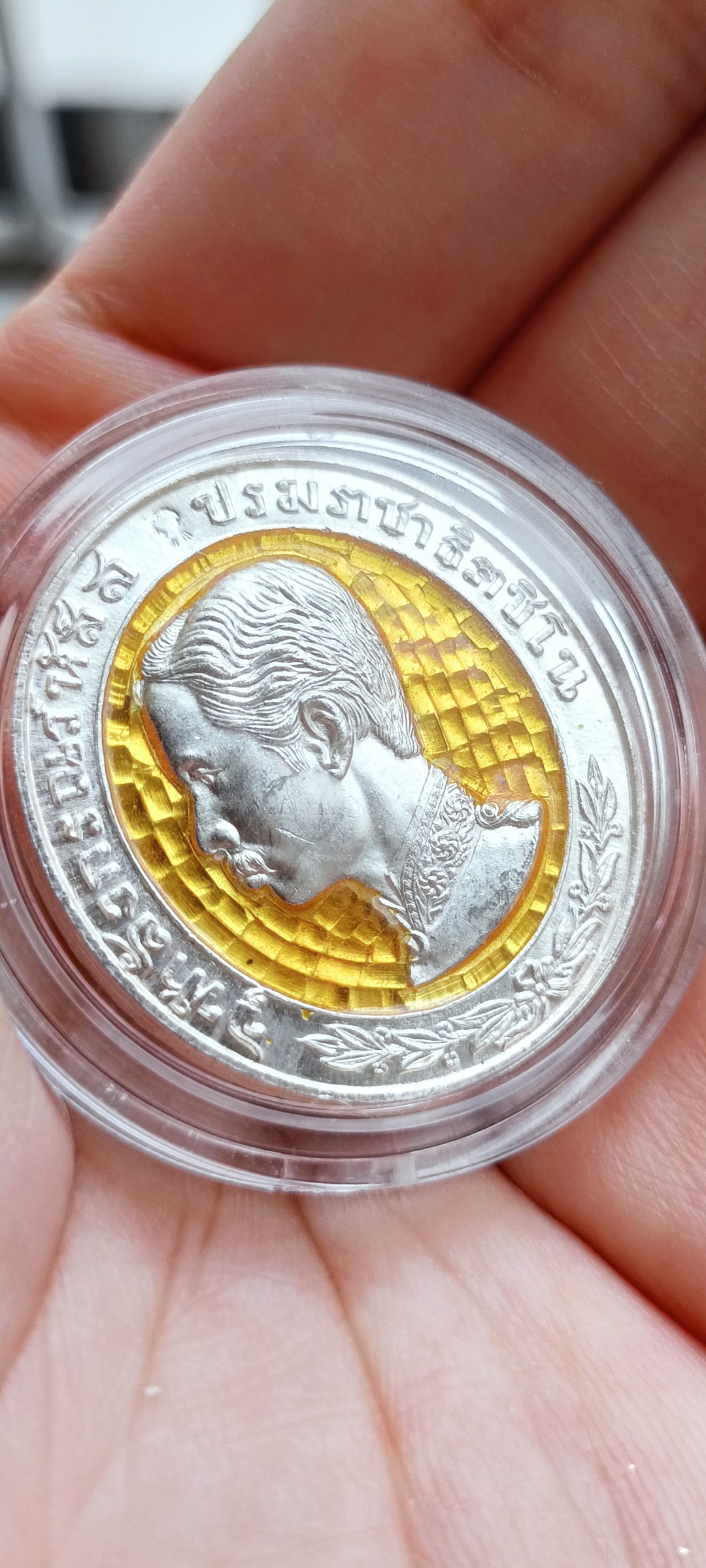 เหรียญรัชกาลที่ 5 รุ่นทรงยินดี พระสยามเทวาธิราชประทานพร มงคลมาลัยอวยชัยให้พรผู้สร้างโรงพยาบาลพานทอง จ.ชลบุรี ปี 2535 เนื้อเงินลงยาเหลือง