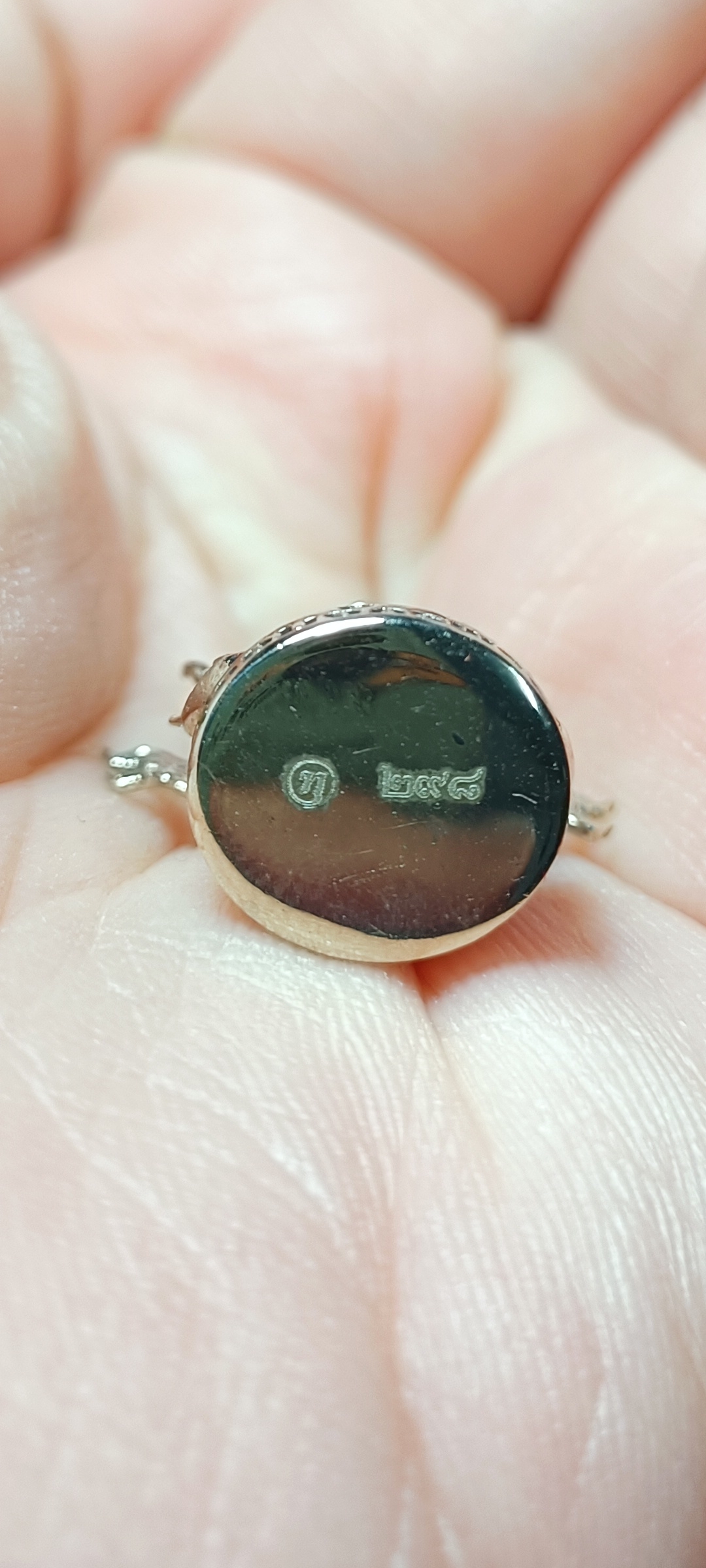 ท้าวเวสสุวรรณ รุ่น จอมจักรพรรดิ เนื้อทองขาว พระอาจารย์ อาคม วัดทุ่งพระ จ.สงขลา สูง 3.5cm.