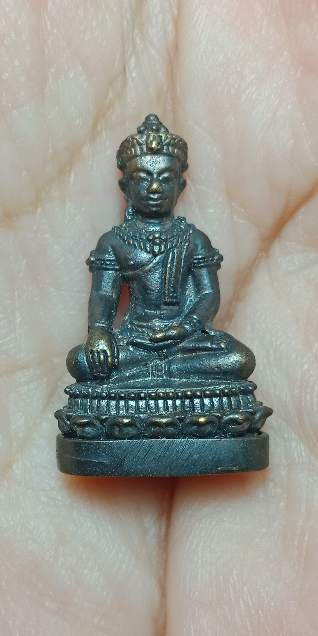 พระชัยวัฒน์จอมสุรินทร์ หลวงปู่หงษ์ พรหมปัญโญ สุสานทุ่งมน จ.สุรินทร์ ตอกโค๊ตด้านหลังและยิงโค๊ตเลเซอร์ใต้ฐาน ปี 2557