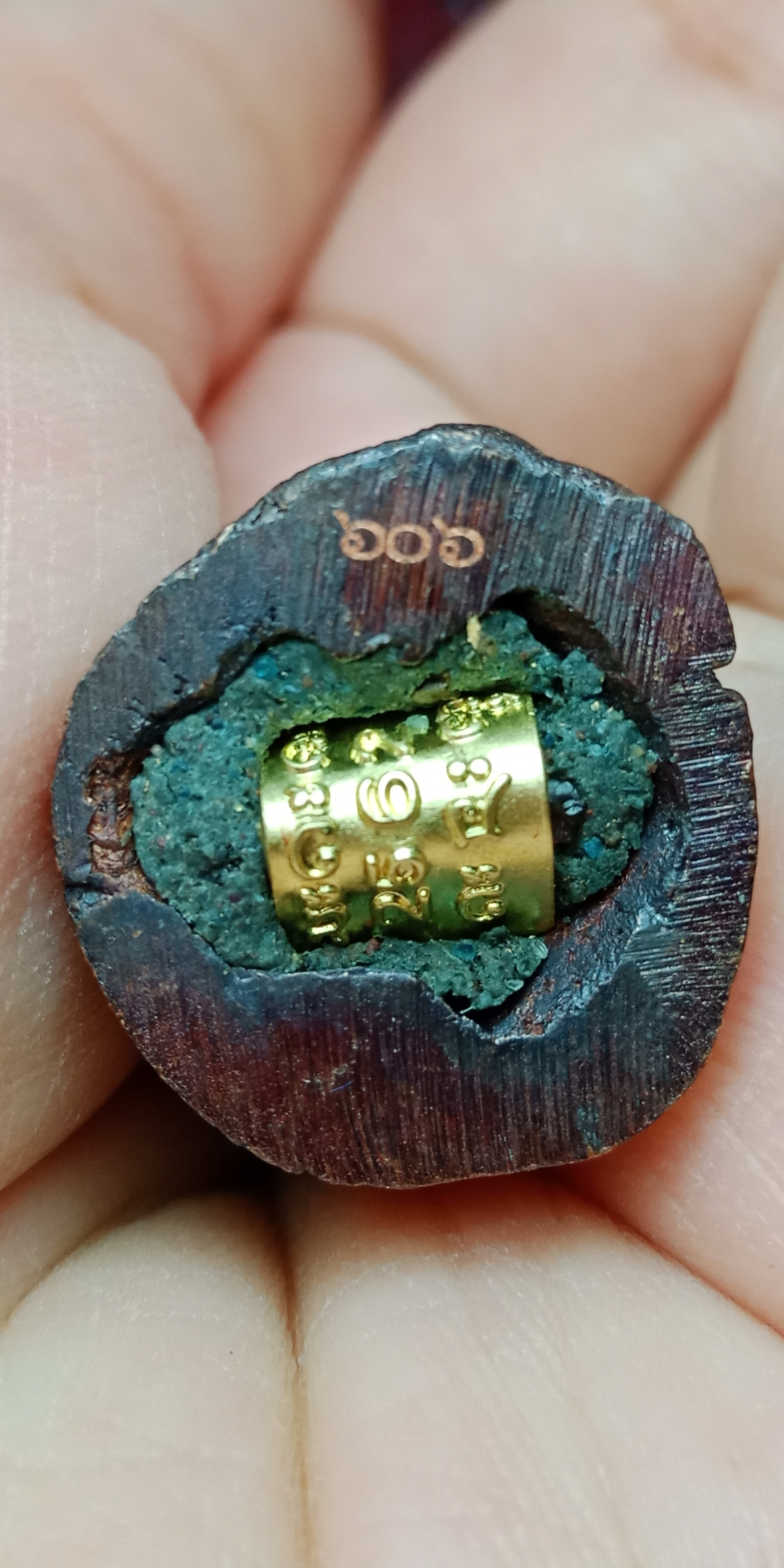 ท้าวพญายม ศิษย์สร้างถวาย (หลวงปู่ลุน วัดโพนแพง จ.ขอนแก่น) ปี 2562 สูง 3.7 ซม กว้าง 1.8 ซม.