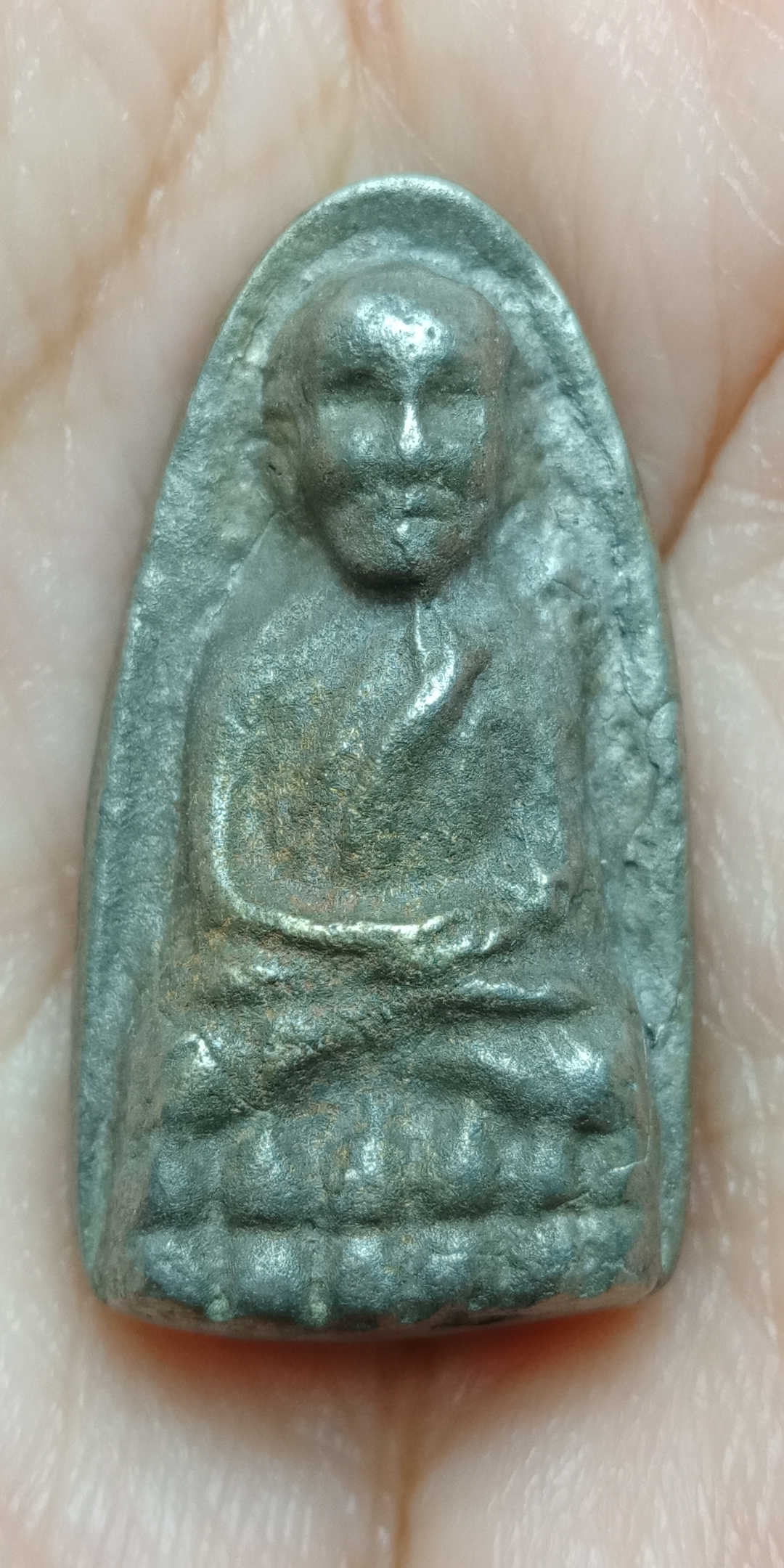 หลวงปู่ทวด รุ่นปาฏิหาริย์ ปี49 พิมพ์พระรอด เนื้อสัมฤทธิ์เงิน หล่อโบราณ หลัง โค๊ดและลายเซ็นต์ อาจารย์ไพโรจน์ วัดห้วยมงคล