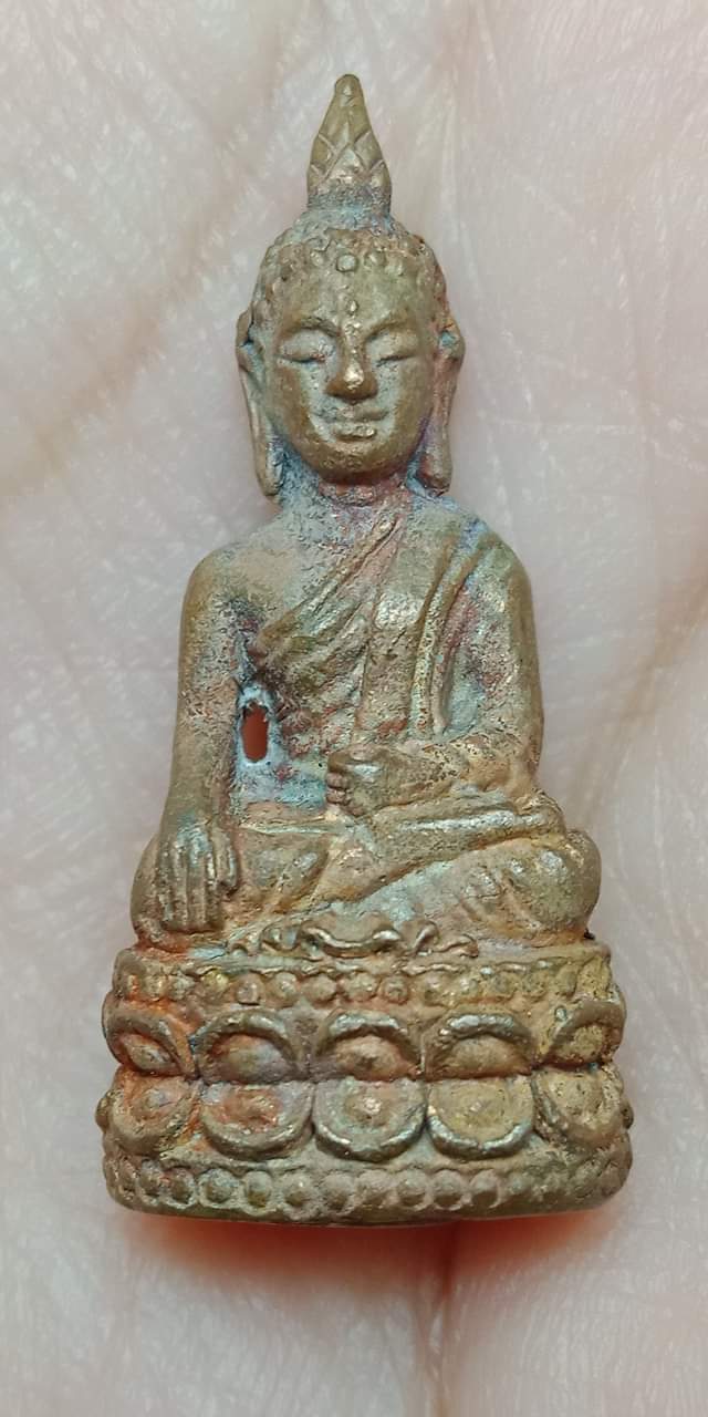 พระพุทธเจ้าปางมารวิชัย (ปางปราบมาร) หล่อจากโลหะสัมฤทธิ์โบราณ ฐานกว้าง ๑.๕ ซ.ม. สูง ๓.๕ ซ.ม. ใต้ฐานตอกโ้ด้ดและมีหมายเลขกำกับ