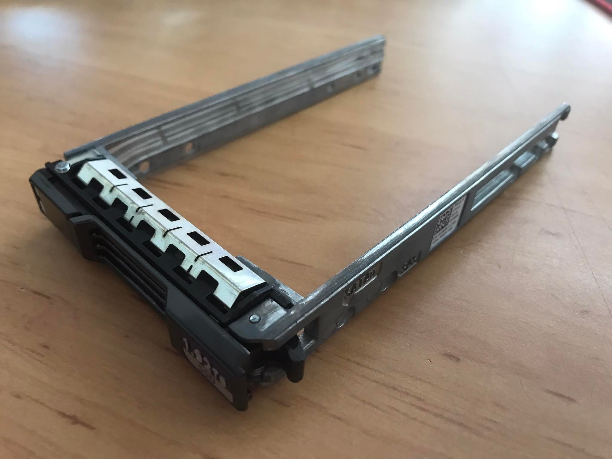 Dell 2.5'' Genuine 2.5" SSD Hard Drive Caddy Tray For Dell Storage SC5020 // 0VR858 / 07D4F6 (Used) // สินค้ารับประกัน โดย บริษัท อะไหล่เซิร์ฟเวอร์ จำกัด