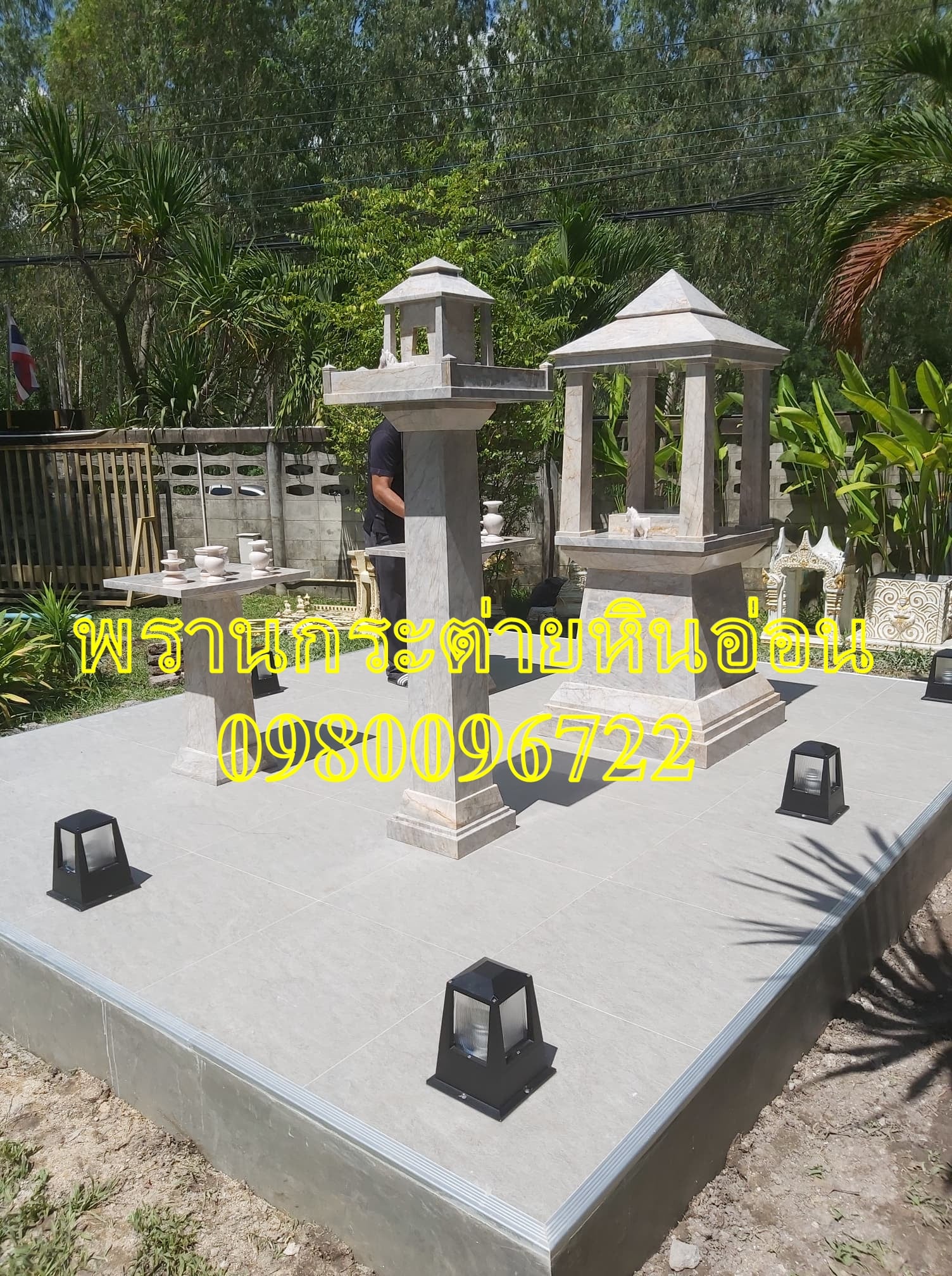 ศาลพระพรหมหินอ่อนทรงโมเดิร์นและศาลพระภูมิโมเดิร์น