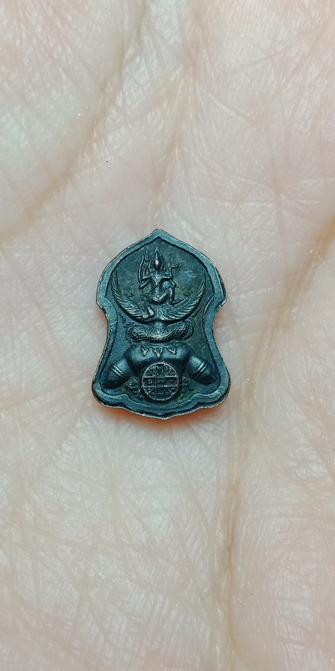 เหรียญปรกมะขาม พระนารายณ์ทรงครุฑประทับพระราหู รุ่นแรก ปีพ.ศ. 2545 เนื้อทองแดงรมดำ พระพรหมมังคลาจารย์ (เจ้าคุณธงชัย วัดไตรมิตร)