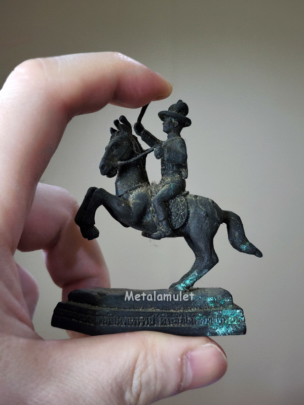 รูปหล่อพระเจ้าตากทรงม้า