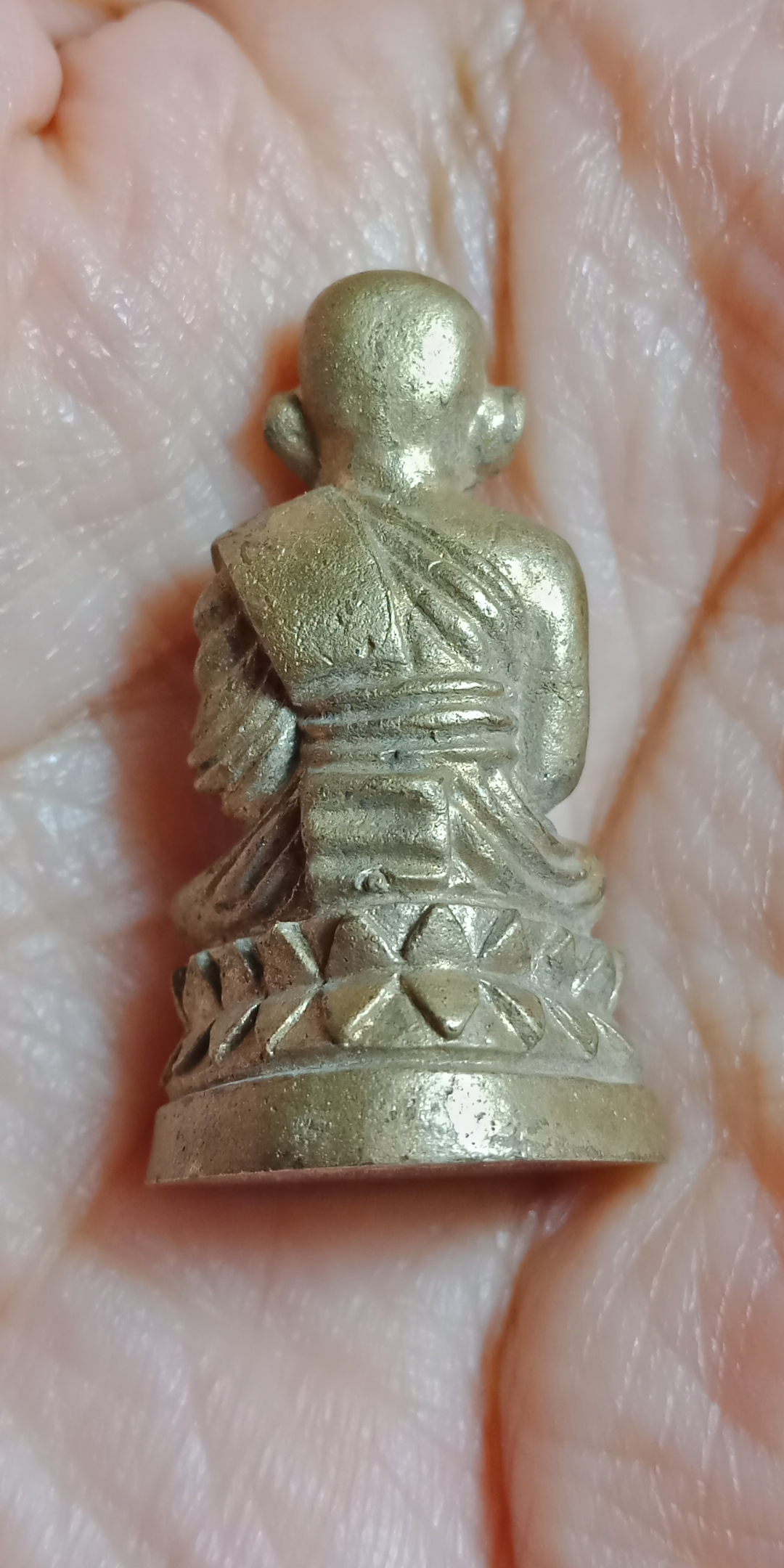 กริ่งบัวรอบรุ่น มหายันต์นิรันตราย เนื้อมหาชนวนผสมตระกรุดเก่า พระอาจารย์แดง วัดไร่ ปัตตานี ปี 2555 หมายเลข 2405