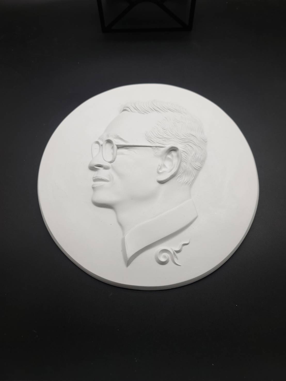 (ซื้อครบ 7,000 บาท รับของกำนัล) ปูนปลาสเตอร์ ร.9 โครงการ ให้เบ็ด ดีกว่าให้ปลา (ขนาด 9 นิ้ว)