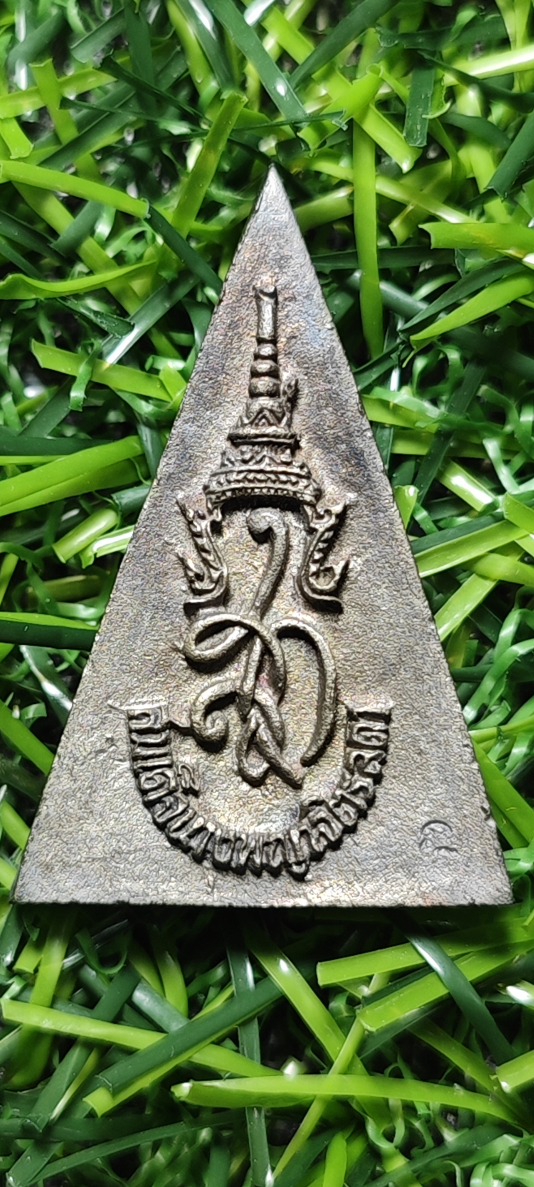 เหรียญสมเด็จนางพญาจิตรลดา สก. พ.ศ. 2535 ขนาดของเหรียญ สูง 2.8 ซม. ฐานกว้าง 1.9 ซม.