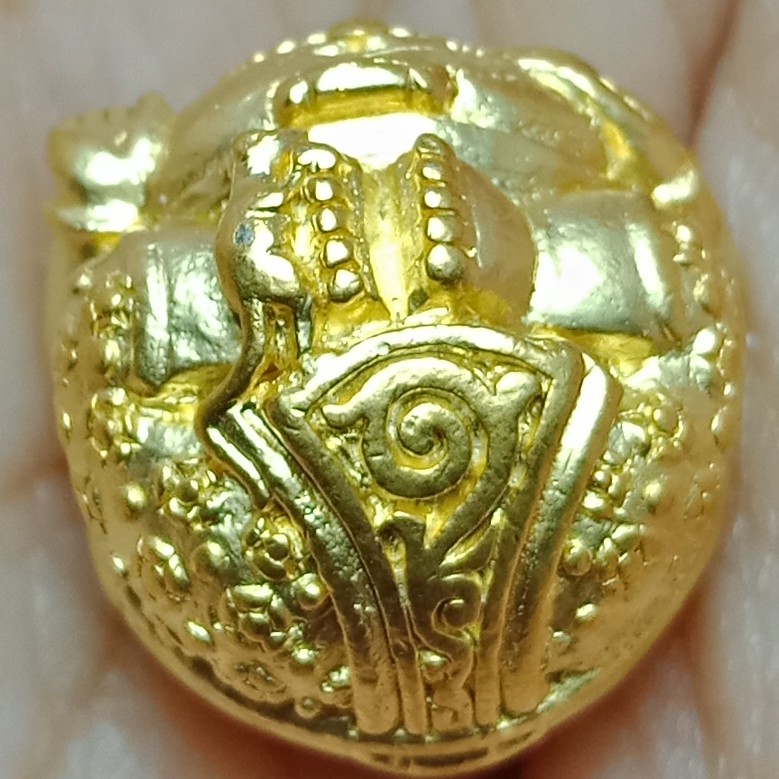 พระพิฆเนศวร นะสำเร็จ ครูบาเต่า วัดอุโบสถบ้านเหล่า จ.เชียงใหม่ เนื้อกะไหล่ทอง ขนาด กว้าง 1.5 ซม. x สูง 1.5 ซม.