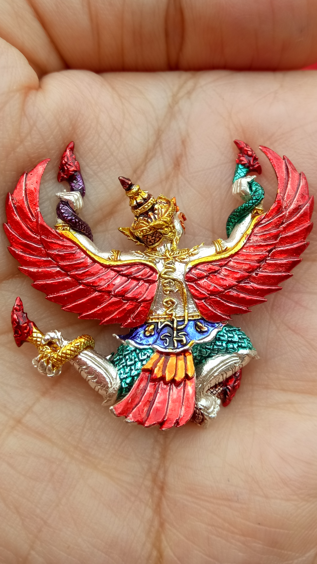 พญาครุฑ รุ่นรวยล้นฟ้า พระมหาสุรศักดิ์ วัดประดู่พระอารามหลวง จ.สมุทรสงคราม. เนื้อสัมฤทธิ์เงินลงยา ปี 2560