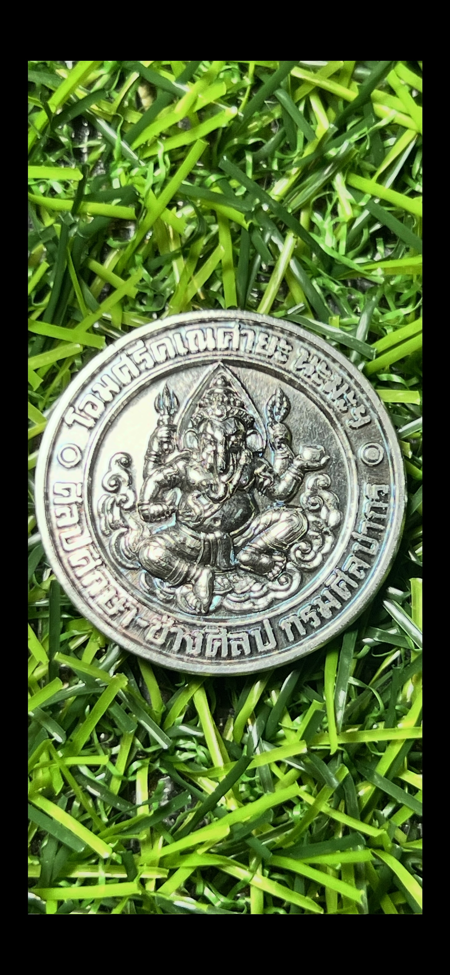 เหรียญพระพิฆเนศ วิทยาลัยช่างศิลป์ กรมศิลปากร สร้างในวาระพระบาทสมเด็จพระเจ้าอยู่หัว(รัชกาลที่ ๙)ทรงครองราชครบ 60 ปี ในปี2549 เนื้อเงิน ขนาด 2.8 ซม. พิมพ์เล็ก