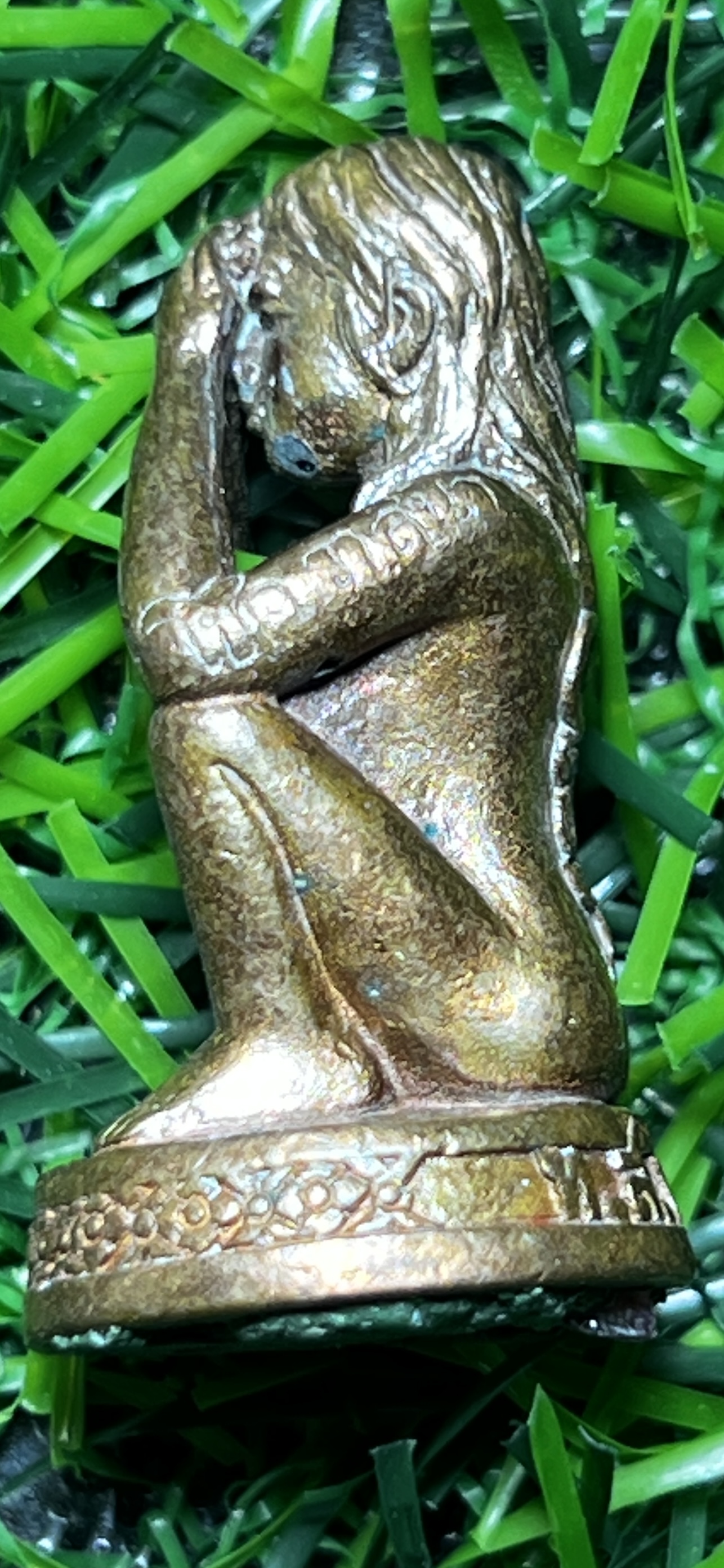 ปิดตานางพราย พระอาจารย์อนุสรณ์ (ต้อม) ปภสสฺโร วัดท่าสะแบง จ.ร้อยเอ็ด เนื้อชนวนอาถรรพ์ อุดผงวิเศษฝังพลอยโลหิต ขนาดโดยประมาณ กว้าง 1.7 ซม สูง 3.2 ซม