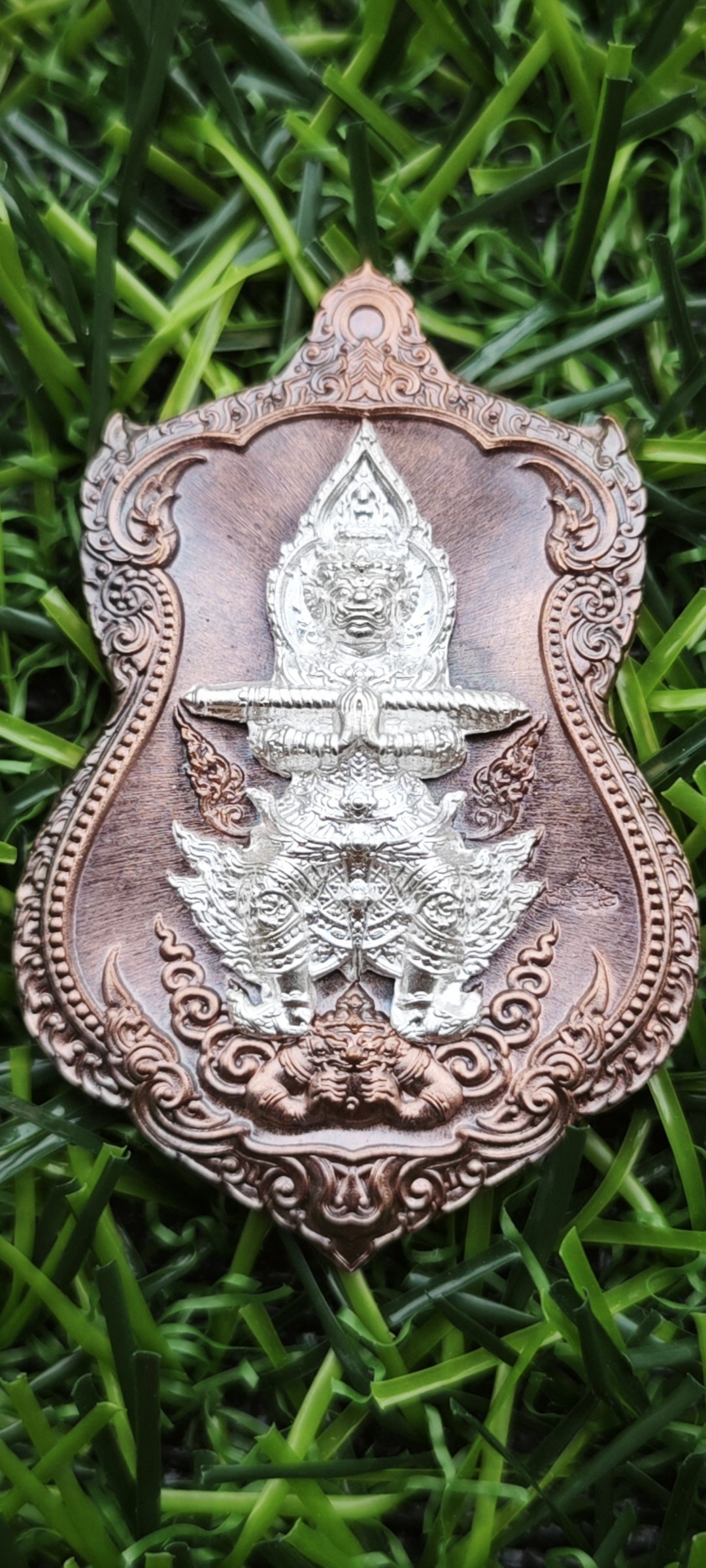 เหรียญท้าวเวสสุวรรณ รุ่น "เจ้าสัวพันล้าน" หลวงปู่จันทร์ โชติโก อุทยานเวสสุวรรณจันทมงคล ม่อนกุเวร จ.เชียงใหม่ เนื้อนวะหน้ากากเงิน หลังหน้ากากชนวน