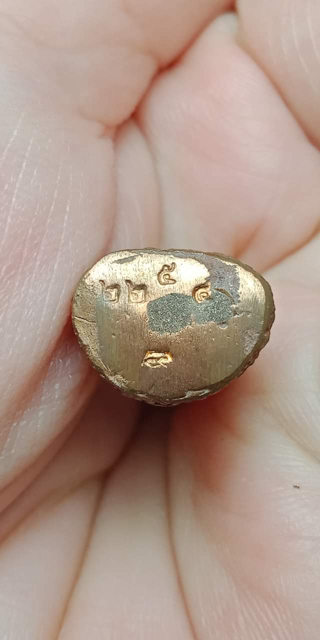 พระพุทธเจ้าปางมารวิชัย (ปางปราบมาร) หล่อจากโลหะสัมฤทธิ์โบราณ ฐานกว้าง ๑.๕ ซ.ม. สูง ๓.๕ ซ.ม. ใต้ฐานตอกโ้ด้ดและมีหมายเลขกำกับ