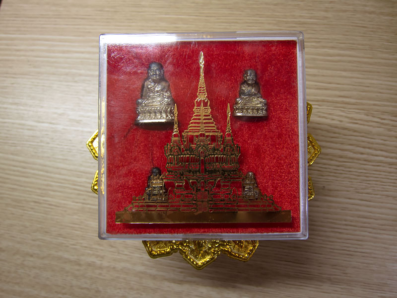 รูปหล่อหลวงปู่ทวด รุ่นสร้างเจดีย์ ปี 33 เนื้อเงิน ชุดกรรมการ